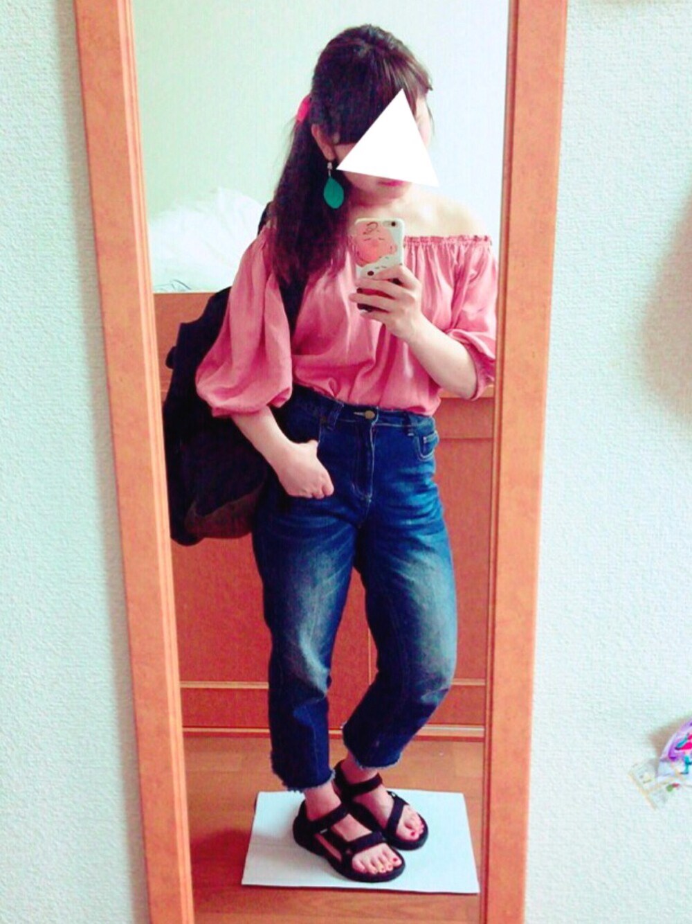 「カジュアル、大人カジュアル、Kastane、teva」｜「Kastaneのオフショルタックネックブラウス（Tシャツ/カットソー、ピンク系）」を使った、まるちゃんさん（レディース・152cm）の夏コーディネートの1枚目の写真