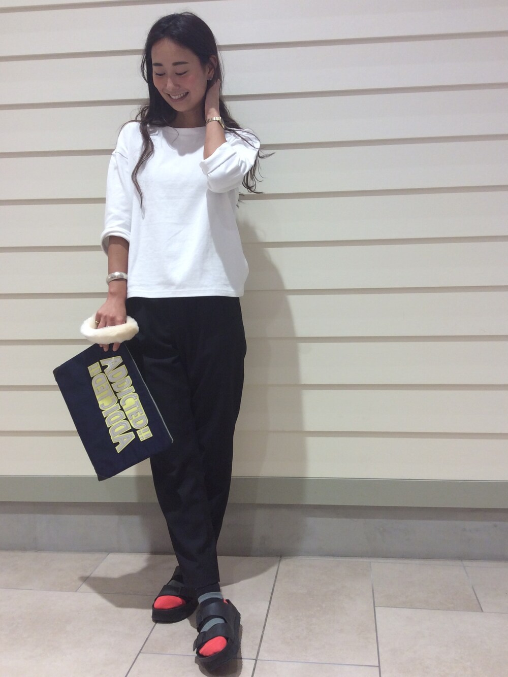 「ビーミングライフストアバイビームス(B:MING LIFE STORE by BEAMS)、BMINGLIFESTOREbyBEAMS、白Tシャツ、黒パンツ、ボーダーソックス、パピリオ、アリゾナ、BEAMS BOY、シンプルコーデ、秋コーデ」｜「B:MING by BEAMSのアイテム（Tシャツ/カットソー、ホワイト系）」を使った、Asuka Katayama さん（レディース・169cm）の秋コーディネートの1枚目の写真