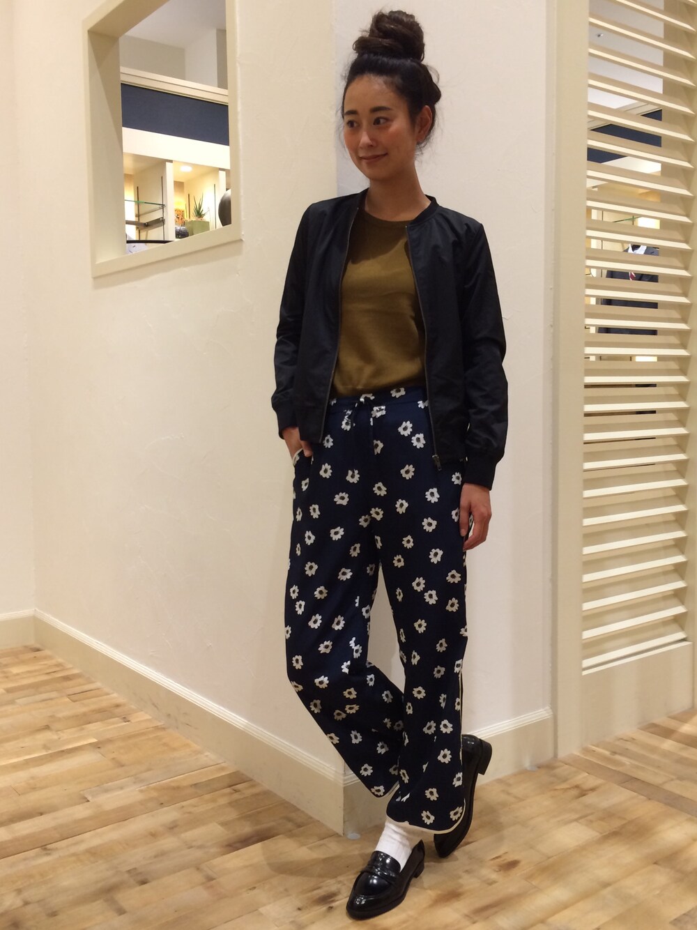 「ビーミングライフストアバイビームス(B:MING LIFE STORE by BEAMS)、BMINGLIFESTOREbyBEAMS、花柄パンツ、MA-1、ブルゾン、リラックススタイル、カーキ、ローファー、パンツスタイル、秋コーデ」｜「B:MING by BEAMSのビーミング by ビームス / 小花プリントパンツ（その他パンツ、ブルー系）」を使った、Asuka Katayama さん（レディース・169cm）の秋コーディネートの1枚目の写真