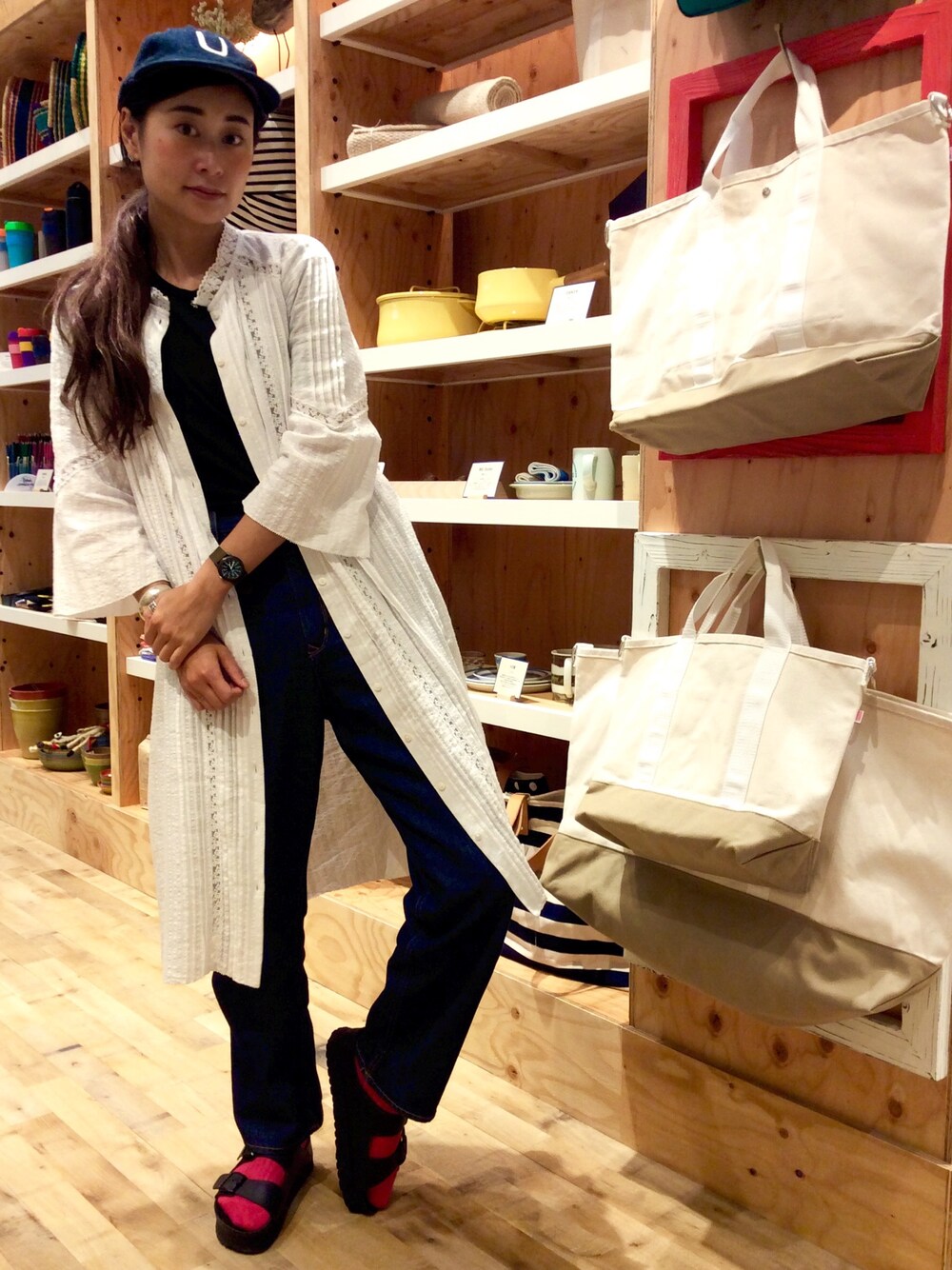 「ビーミングライフストアバイビームス(B:MING LIFE STORE by BEAMS)、BMINGLIFESTOREbyBEAMS、ガウン、レースワンピース、白レース、甘辛mix、ハイウエストデニム、ワイドデニム、ソックス×サンダル、秋コーデ」｜「B:MING by BEAMSのビーミング by ビームス / USA CREW TEE（Tシャツ/カットソー、ブラック系）」を使った、Asuka Katayama さん（レディース・169cm）の秋コーディネートの1枚目の写真