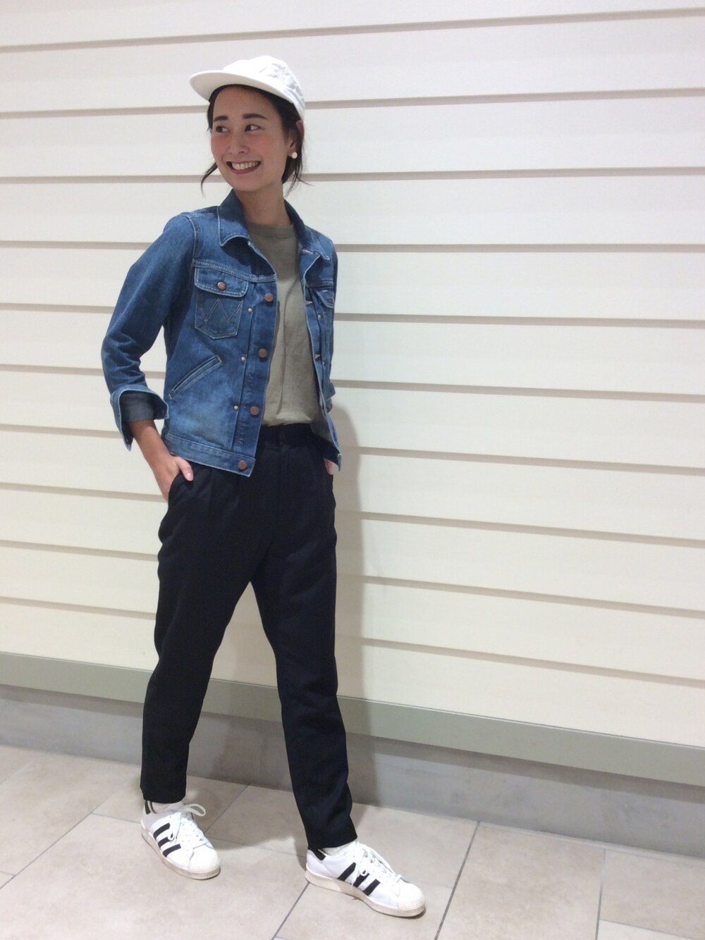 「ビーミングライフストアバイビームス(B:MING LIFE STORE by BEAMS)、Gジャン、雨の日コーデ、大人カジュアル、秋のコーデ、秋コーデ、アディダス、スーパースター、パンツスタイル、オトナカジュアル」｜「B:MING by BEAMSのビーミング by ビームス / 無地Tシャツ（Tシャツ/カットソー、グリーン系）」を使った、Asuka Katayama さん（レディース・169cm）の秋コーディネートの1枚目の写真