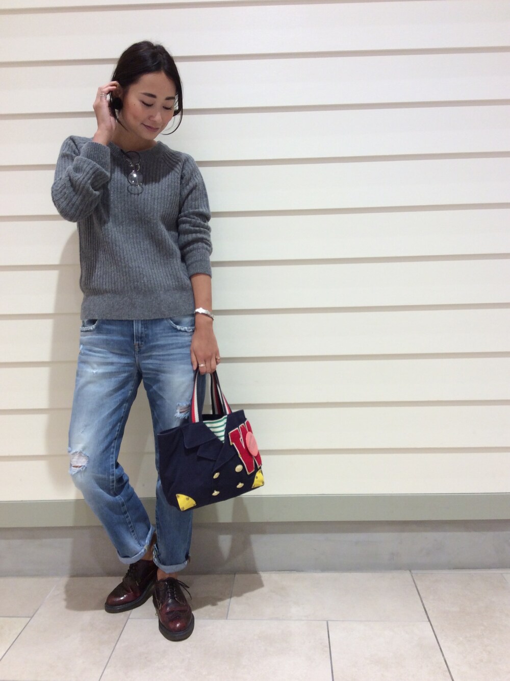 「ビーミングライフストアバイビームス(B:MING LIFE STORE by BEAMS)、ダメージデニムパンツ、ニット、カジュアルコーデ、デニム、ドクターマーチン、ゆるコーデ、RED CARD、シンプルコーデ、大人カジュアル」｜「B:MING by BEAMSの★【予約】＜VERY11月号掲載＞ビーミング by ビームス / リブラグランプルオーバー（ニット/セーター、グレー系）」を使った、Asuka Katayama さん（レディース・169cm）の秋コーディネートの1枚目の写真