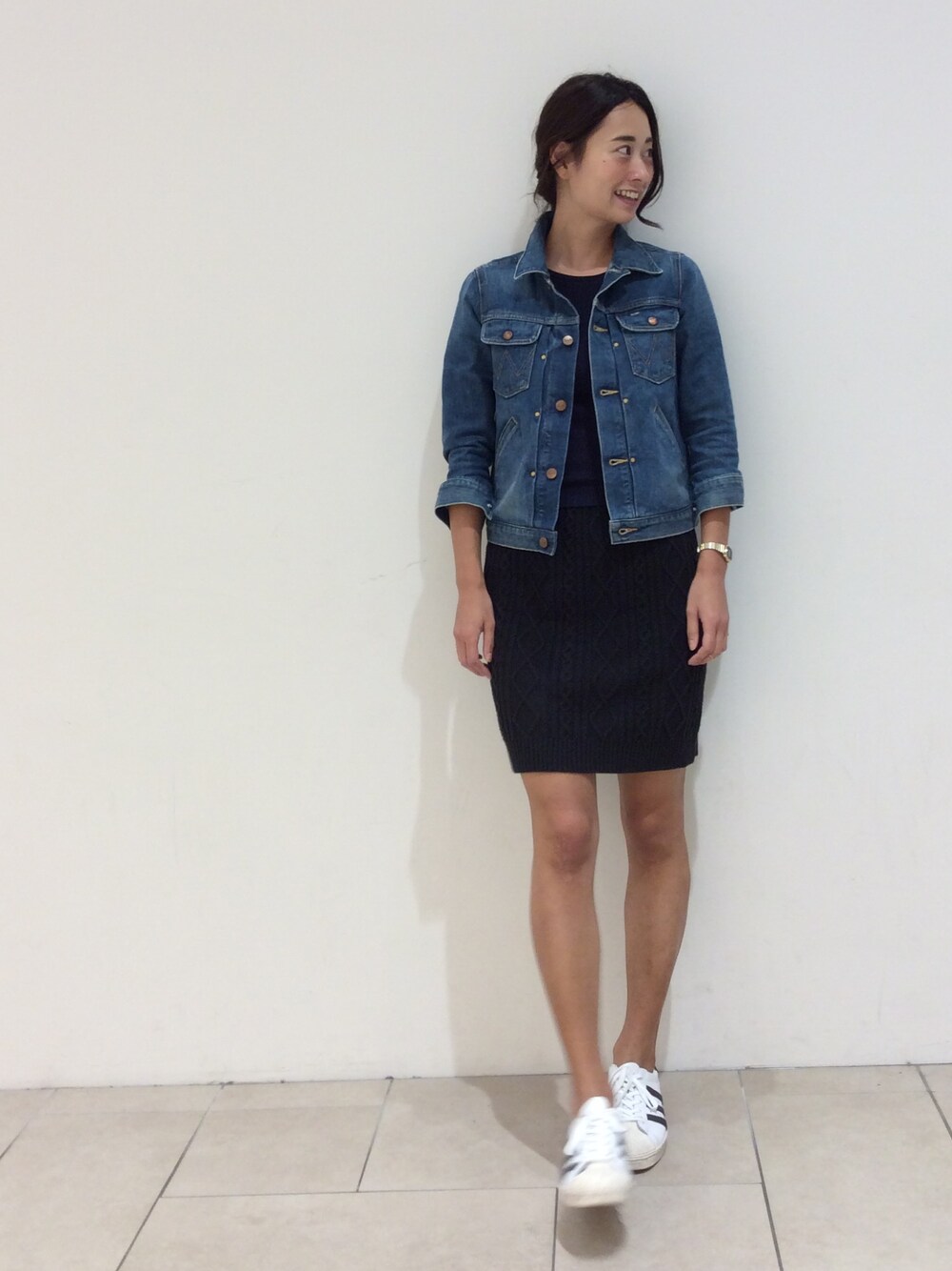 「ビーミングライフストアバイビームス(B:MING LIFE STORE by BEAMS)、オトナカジュアル、大人カジュアル、Gジャン、ニットスカート、denim、カジュアル」｜「B:MING by BEAMSの＜VERY11月号掲載＞Wrangler / 別注デニムジャケット（デニムジャケット、ブルー系）」を使った、Asuka Katayama さん（レディース・169cm）の秋コーディネートの1枚目の写真