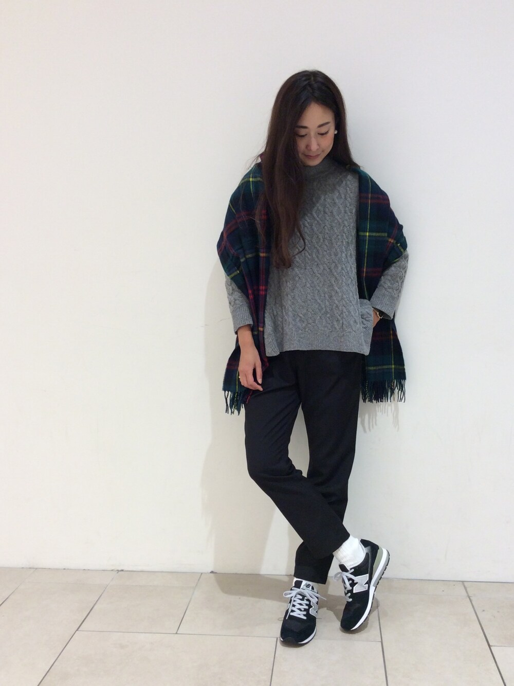 「ビーミングライフストアバイビームス(B:MING LIFE STORE by BEAMS)、ストール、ケーブルニット、ニット、秋のコーデ、オトナカジュアル、カジュアル、スニーカー、ニューバランス、シンプルコーデ」｜「Ray BEAMSのRay BEAMS / ケーブル ハイネック フレアプルオーバー（ニット/セーター、グレー系）」を使った、Asuka Katayama さん（レディース・169cm）の秋コーディネートの1枚目の写真
