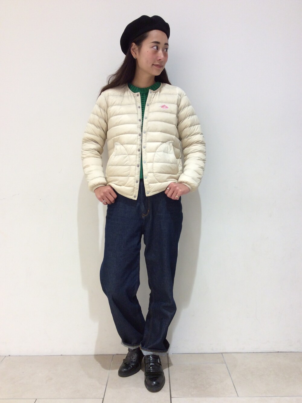 「ビーミングライフストアバイビームス(B:MING LIFE STORE by BEAMS)、ベレー帽、ニット、インナーダウン、Danton、デニム、カジュアル、ボーイッシュ、秋のコーデ、秋コーデ」｜「B:MING by BEAMSのアイテム（ジャケット/アウター、ホワイト系）」を使った、Asuka Katayama さん（レディース・169cm）の秋コーディネートの1枚目の写真