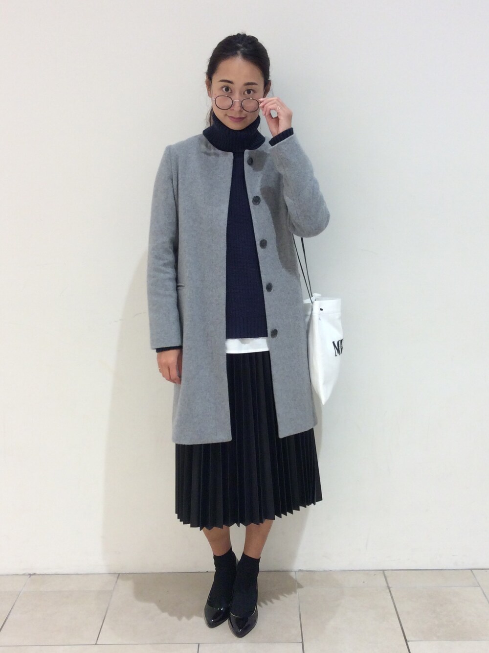 「ビーミングライフストアバイビームス(B:MING LIFE STORE by BEAMS)、秋コーデ、冬コーデ、ノーカラーコート、タートルニット、プリーツスカート、レザースカート、カジュアル、シンプル、ロングコート」｜「B:MING by BEAMSのビーミング by ビームス / シャツ付ニットプルオーバー 15FW（ニット/セーター、ブルー系）」を使った、Asuka Katayama さん（レディース・169cm）の秋コーディネートの1枚目の写真