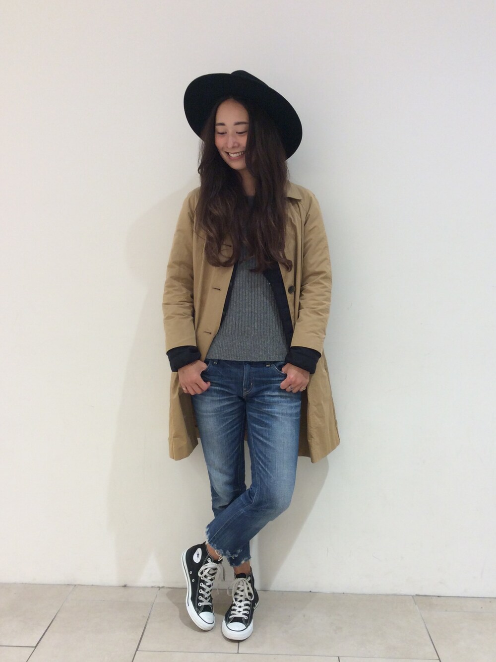 「カジュアル、ハット、ステンカラーコート、インナーダウン、THE NORTH FACE、ビーミングライフストアバイビームス(B:MING LIFE STORE by BEAMS)、converse、デニム、ロングコート、アウター」｜「B:MING by BEAMSの★【予約】＜VERY11月号掲載＞ビーミング by ビームス / リブラグランプルオーバー（ニット/セーター、グレー系）」を使った、Asuka Katayama さん（レディース・169cm）の秋コーディネートの1枚目の写真