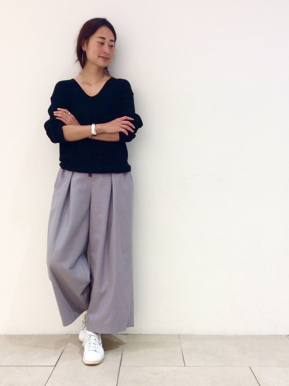 「ビーミングライフストアバイビームス(B:MING LIFE STORE by BEAMS)、ワイドパンツ、Vネックニット、カジュアル、coordinate、outfit、冬コーデ、シンプルコーデ、大人カジュアル、寒い」｜「B:MING by BEAMSの＜InRed12月号掲載＞ビーミング by ビームス / T/Rガウチョパンツ（その他パンツ、グレー系）」を使った、Asuka Katayama さん（レディース・169cm）の冬コーディネートの1枚目の写真