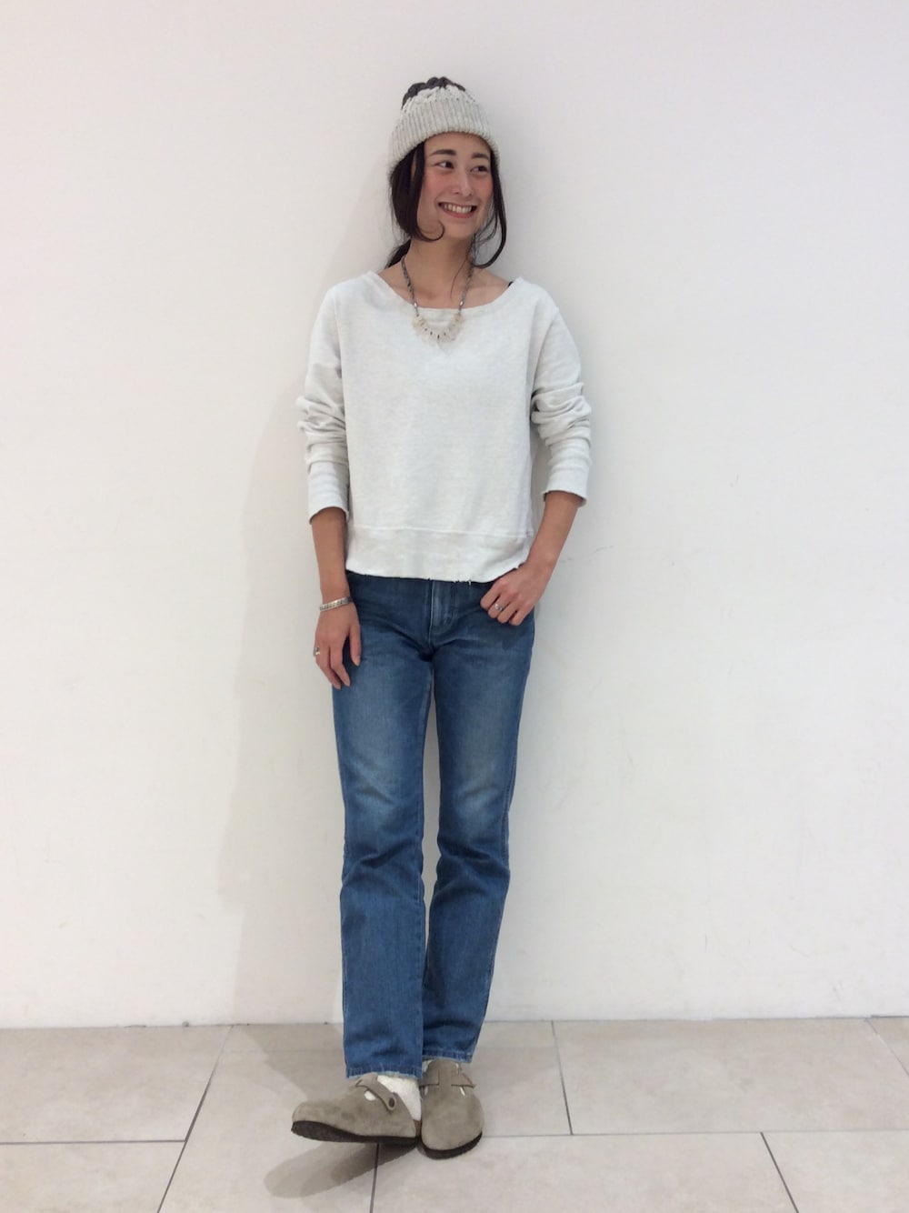 「ビーミングライフストアバイビームス(B:MING LIFE STORE by BEAMS)、デニム、カジュアル、ニット帽、スウェット、ビルケンシュトック、outfit、大人カジュアル、ラクチンコーデ、冬」｜「REMI RELIEFのアイテム（スウェット、ホワイト系）」を使った、Asuka Katayama さん（レディース・169cm）の冬コーディネートの1枚目の写真