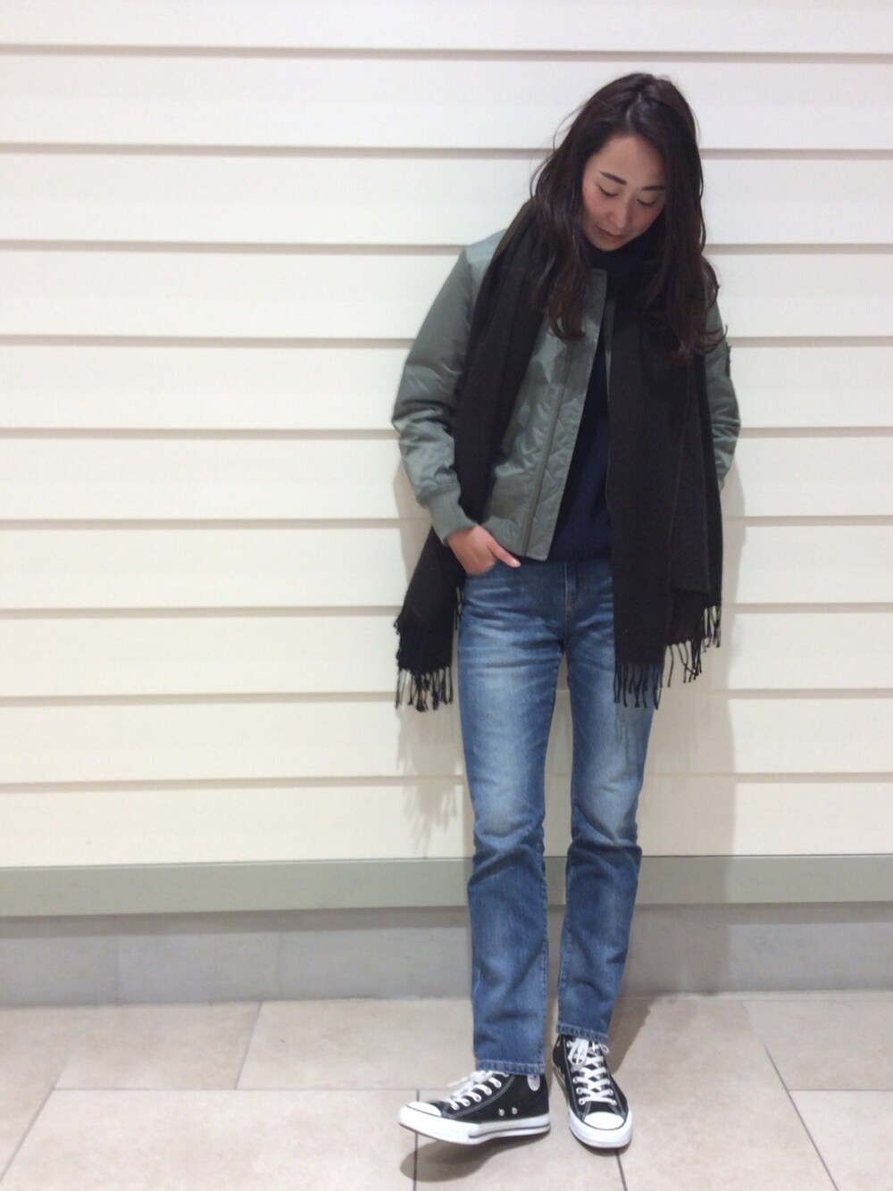 「BMINGLIFESTOREbyBEAMS、シンプルコーデ、デニム、カジュアルコーデ、MA-1、冬、大人カジュアル、スニーカーコーデ、パンツスタイル、BEAMS」｜「B:MING by BEAMSのビーミング by ビームス / MA-1ブルゾン 15AW（ミリタリージャケット、グリーン系）」を使った、Asuka Katayama さん（レディース・169cm）の冬コーディネートの1枚目の写真