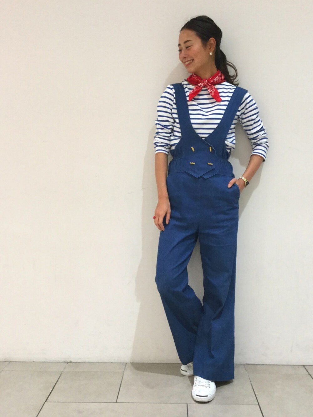 「マリン、マリンコーデ、春、春コーデ、ボーダー、ビーミングライフストアバイビームス(B:MING LIFE STORE by BEAMS)、デニム、converse、大人カジュアル、シンプルコーデ」｜「B:MING by BEAMSのアイテム（トップス、ブルー系）」を使った、Asuka Katayama さん（レディース・169cm）の冬コーディネートの1枚目の写真