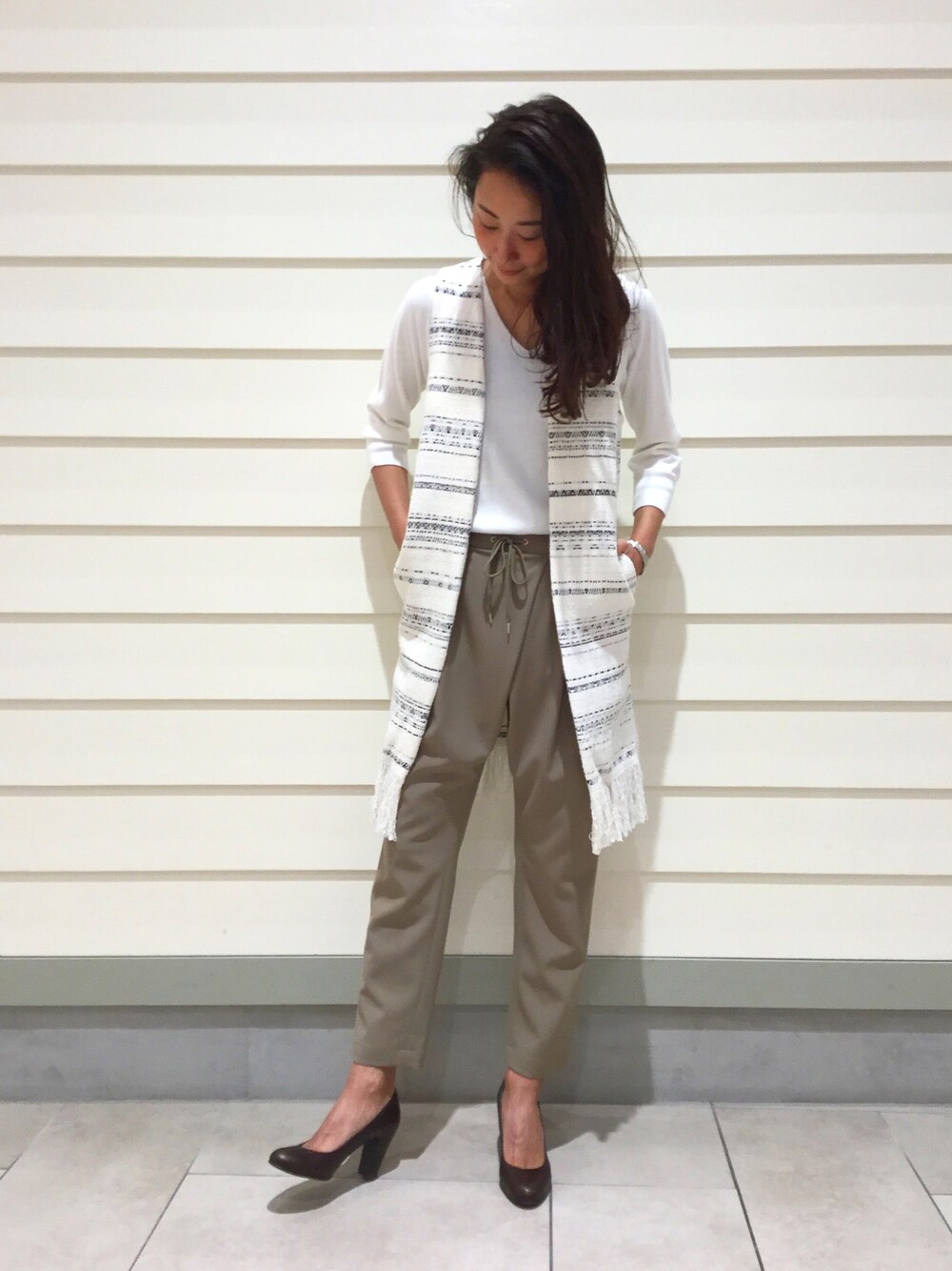 「カジュアルコーデ、春、春コーデ、シンプル、パンツスタイル、ジレ、フリンジ、ビーミングライフストアバイビームス(B:MING LIFE STORE by BEAMS)、大人カジュアル、白コーデ」｜「B:MING by BEAMSのアイテム（パンツ、ベージュ系）」を使った、Asuka Katayama さん（レディース・169cm）の冬コーディネートの1枚目の写真