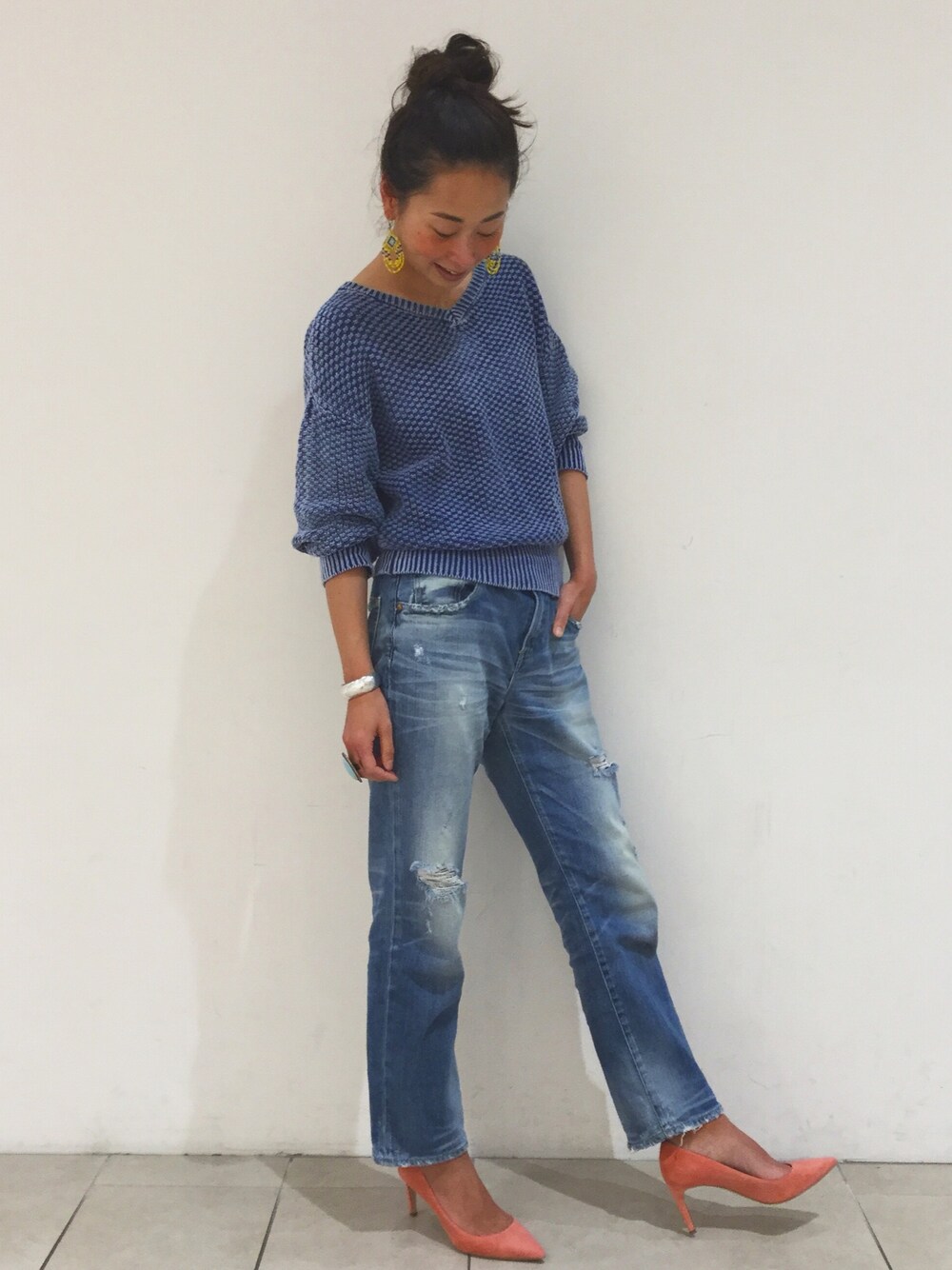 「ビーミングライフストアバイビームス(B:MING LIFE STORE by BEAMS)、春、春コーデ、春ニット、デニム、大人カジュアル、カジュアル、redcard 、パンプス、おだんごヘアー」｜「B:MING by BEAMSの【予約】＜LEE3月号掲載＞ビーミング by ビームス / 鹿の子編みプルオーバー 16SS（ニット/セーター、ブルー系）」を使った、Asuka Katayama さん（レディース・169cm）の冬コーディネートの1枚目の写真
