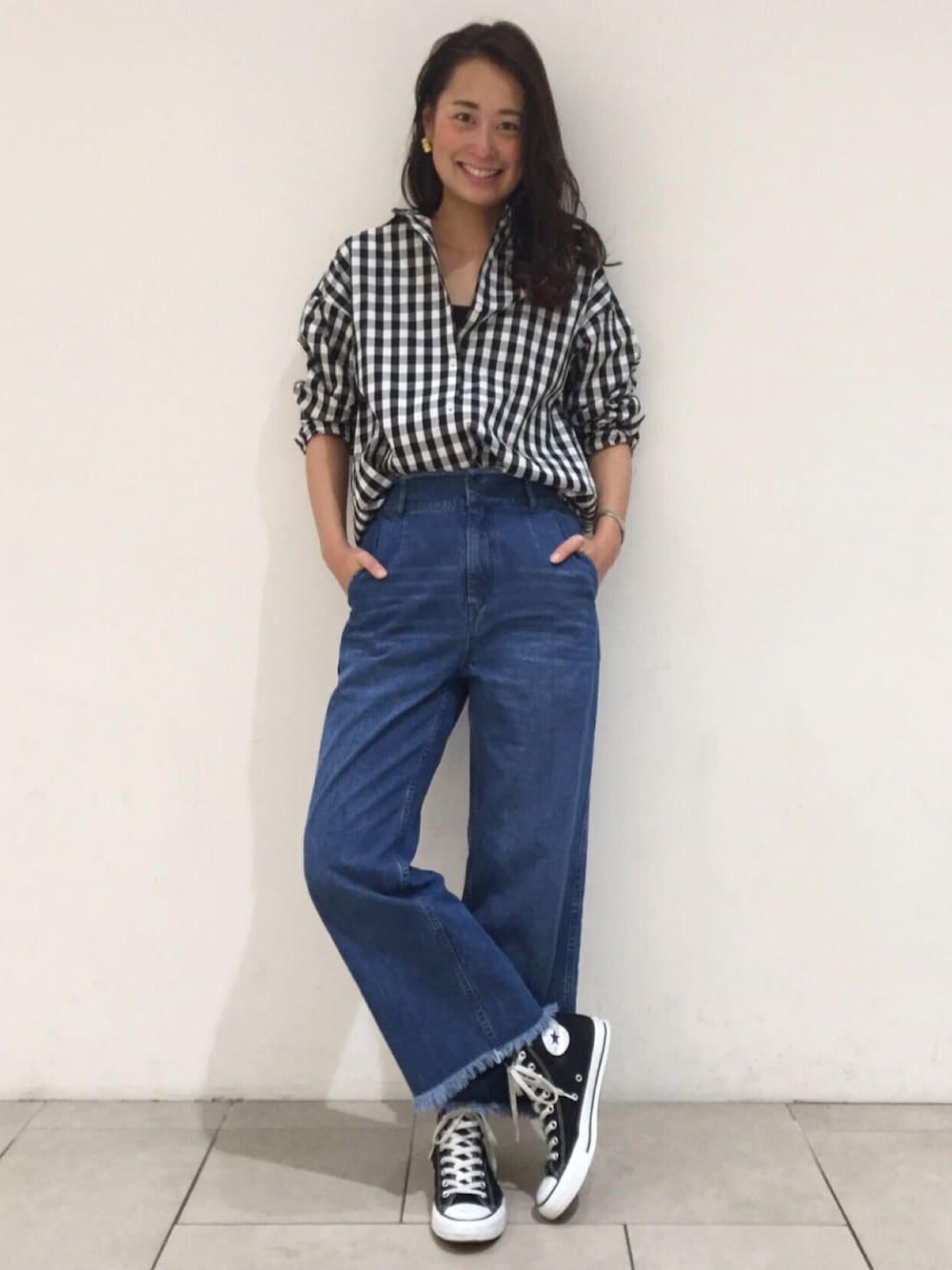 「ビーミングライフストアバイビームス(B:MING LIFE STORE by BEAMS)、春コーデ、はるコーデ、オトナカジュアル、デニムパンツ、フリンジ、ハイカットスニーカー、converse、シンプル、大人カジュアル」｜「B:MING by BEAMSのビーミング by ビームス / 2wayカシュクールシャツ（シャツ/ブラウス、その他）」を使った、Asuka Katayama さん（レディース・169cm）の春コーディネートの1枚目の写真