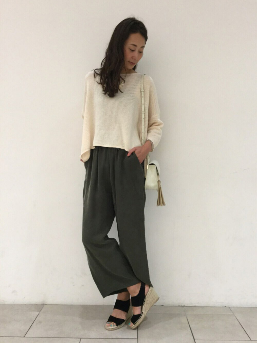 「オトナカジュアル、シンプル、ビーミングライフストアバイビームス(B:MING LIFE STORE by BEAMS)、春コーデ、ゆるコーデ、白、サンダル、白ニット、シンプルコーデ、ワイドパンツ」｜「B:MING by BEAMSの ビーミング by ビームス / ピマコットン プルオーバー（ニット/セーター、ベージュ系）」を使った、Asuka Katayama さん（レディース・169cm）の春コーディネートの1枚目の写真