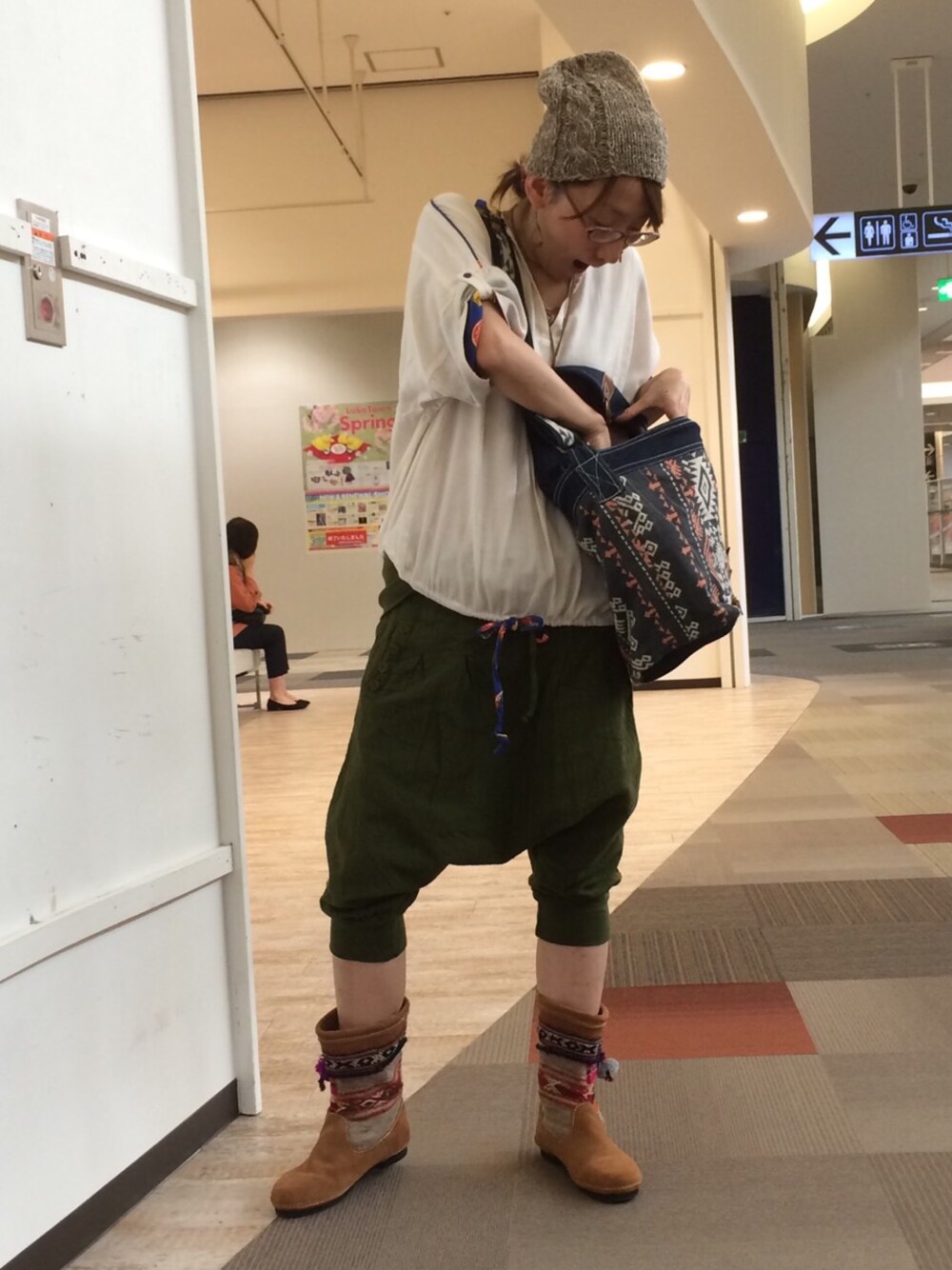 「シンプルコーデ、パンツスタイル」｜「チャイハネの【チャイハネ】フルラブラウス（シャツ/ブラウス、ホワイト系）」を使った、たかいずみっとさん（レディース・158cm）の春コーディネートの1枚目の写真