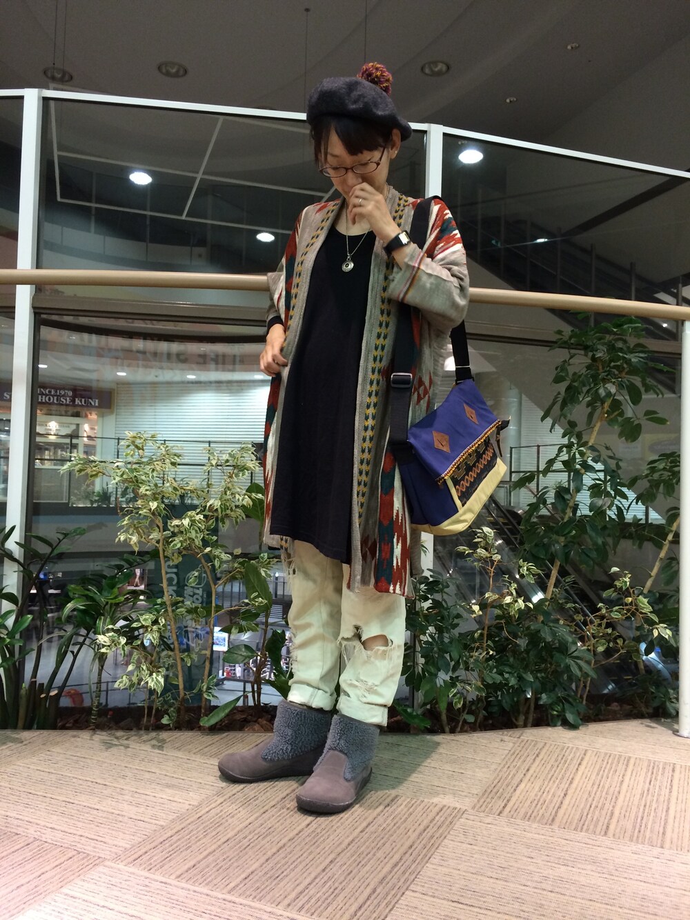 「チャイハネのアイテム（ショルダーバッグ、ブルー系）」を使った、たかいずみっとさん（レディース・158cm）の秋コーディネートの1枚目の写真