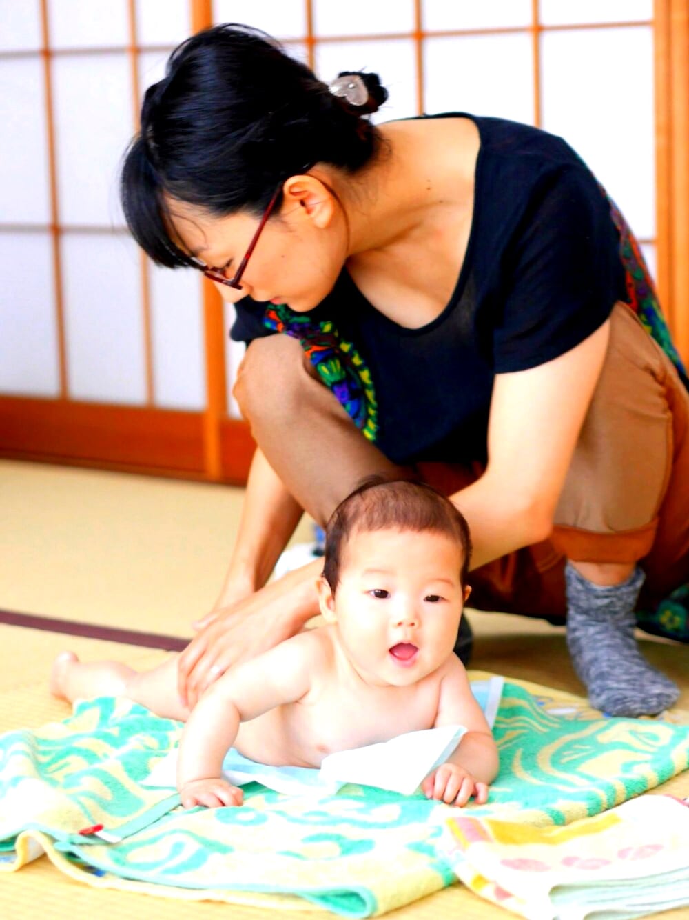「ベビーマッサージ、子供、ちょっとそこまで、５か月」｜「チャイハネの【チャイハネ】蓮トライバル柄バスタオル（タオル、ブルー系）」を使った、たかいずみっとさん（レディース・158cm）の夏コーディネートの1枚目の写真