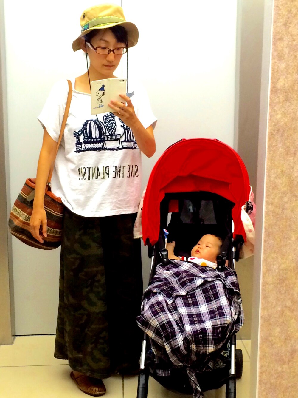 「ちょっとそこまで、6ヶ月、カゴバック」｜「チャイハネの【チャイハネ】SAVE THE PLANTS Ｔシャツ（Tシャツ/カットソー、ホワイト系）」を使った、たかいずみっとさん（レディース・158cm）の夏コーディネートの1枚目の写真