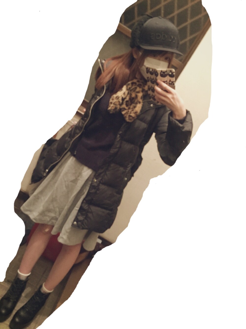 ブルー系のニット/セーター、グレー系のスカート、ブラック系のダウンジャケット/コートを着用したレディースの秋コーディネートの1枚目の写真