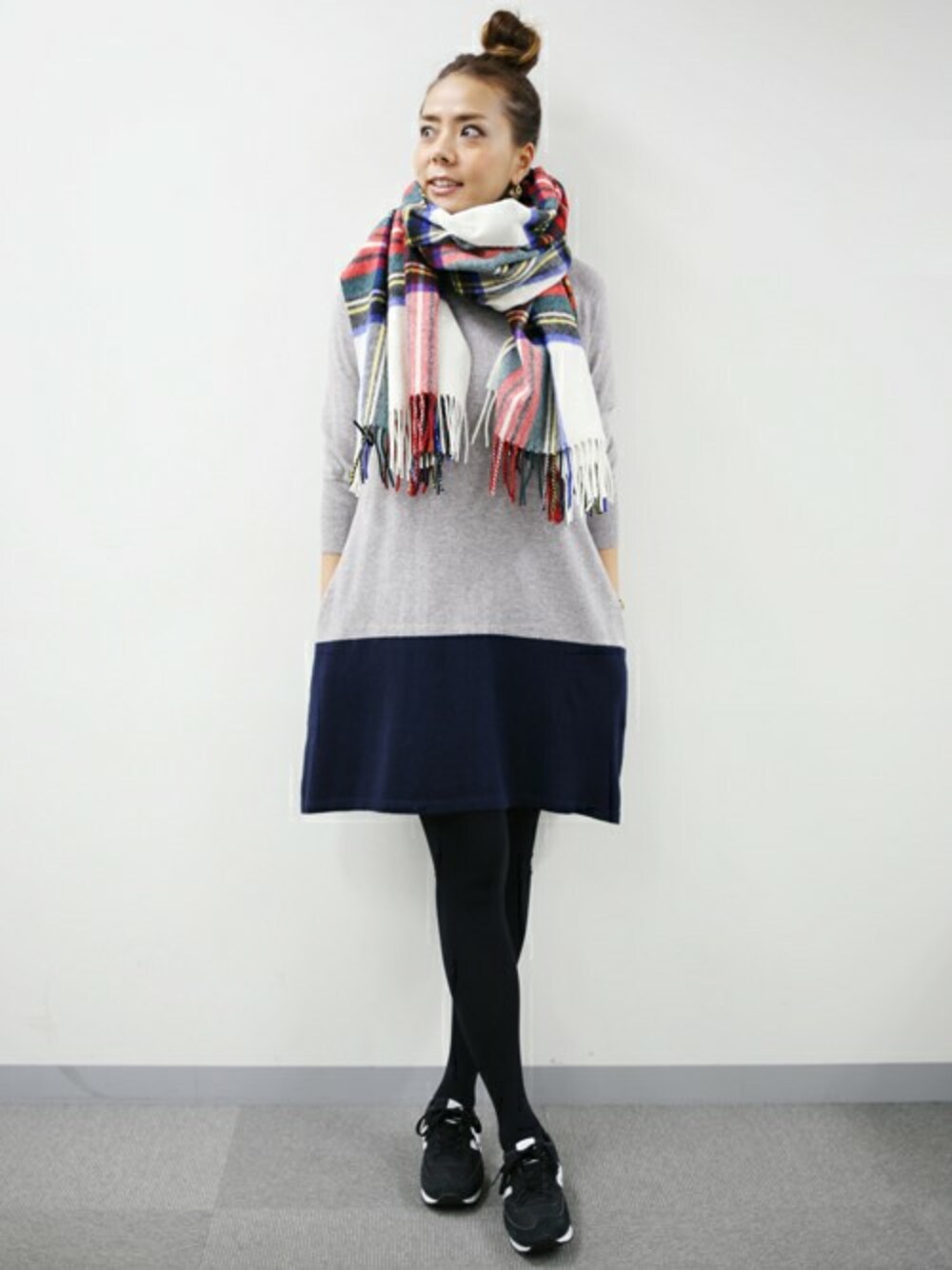 「チェック、ワンピース、ストール、チェックストール、ニットワンピース、寒い、お団子ヘアー、winter、green label relaxing、秋冬コーデ」｜「green label relaxingの［WEB限定］CF W/RY/N ハイショクワンピース（ワンピース、グレー系）」を使った、Kitamuraさん（レディース・168cm）の冬コーディネートの1枚目の写真
