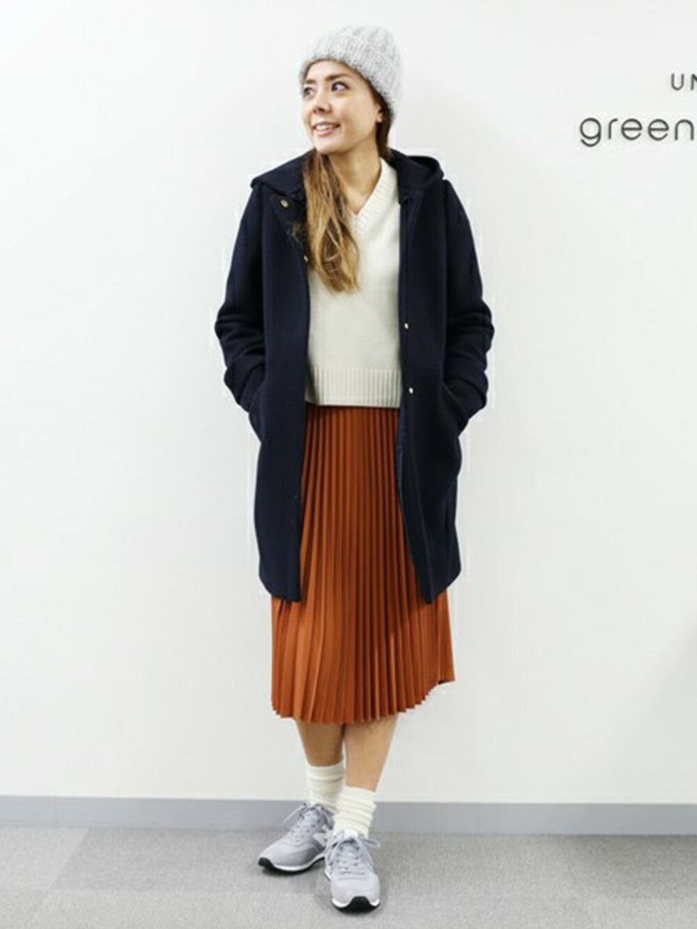 「コート、ニット、ニット帽、New Balance、ニューバランス、ネイビー、冬コーデ、スニーカーコーデ、プリーツスカート、green label relaxing」｜「green label relaxingの※※※◆PJT KF W 2WAY N/CL HOODコート（その他アウター、ブルー系）」を使った、Kitamuraさん（レディース・168cm）の冬コーディネートの1枚目の写真