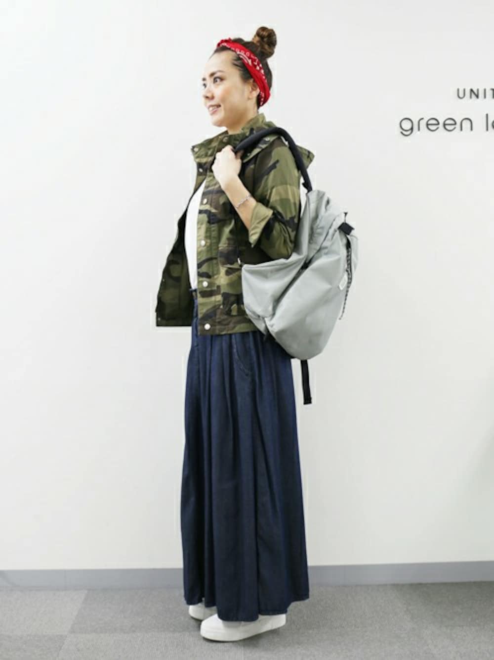 「バックパック、カモフラ、スカーフ、カーキ、グリーンレーベル リラクシング、お団子ヘアー、春コーデ、green label relaxing、keds、ラクチンコーデ」｜「green label relaxingの［WEB限定］CB C 2WAY デッキパーカー（ブルゾン、グリーン系）」を使った、Kitamuraさん（レディース・168cm）の春コーディネートの1枚目の写真
