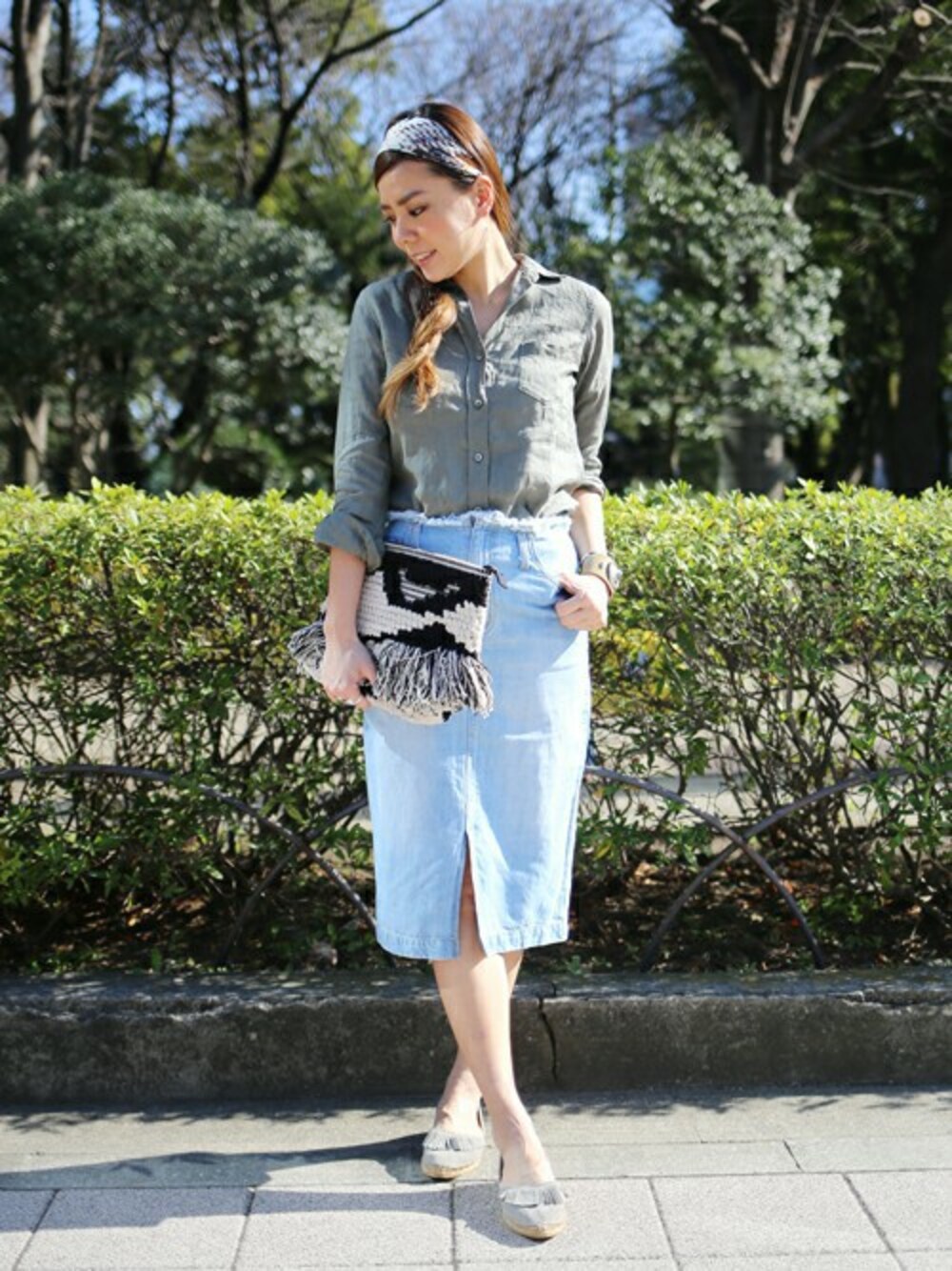 「ブラウス、シンプル、クラッチバッグ、denim、スカーフ、フリンジ、カーキ、グリーンレーベル リラクシング、春コーデ、green label relaxing」｜「green label relaxingのCB ハードマンズリネン REG シャツ（シャツ/ブラウス、グリーン系）」を使った、Kitamuraさん（レディース・168cm）の春コーディネートの1枚目の写真