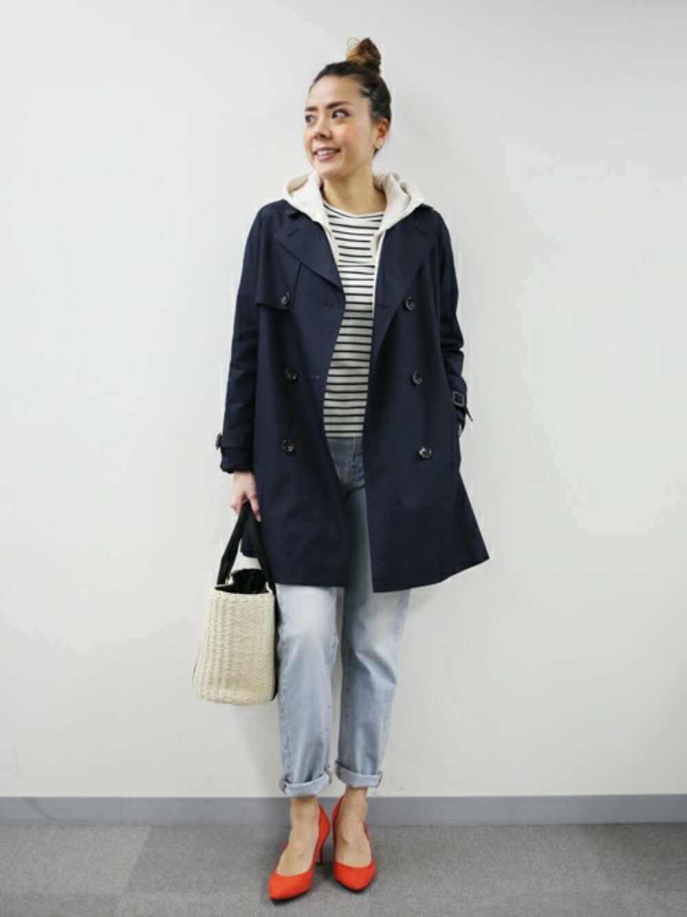 「パンプス、トレンチコート、denim、パーカー、グリーンレーベル リラクシング、ボーダートップス、お団子ヘアー、シンプルコーデ、春コーデ、green label relaxing」｜「green label relaxingの◆CR 150/3 GABA トレンチコート（トレンチコート、ブルー系）」を使った、Kitamuraさん（レディース・168cm）の春コーディネートの1枚目の写真