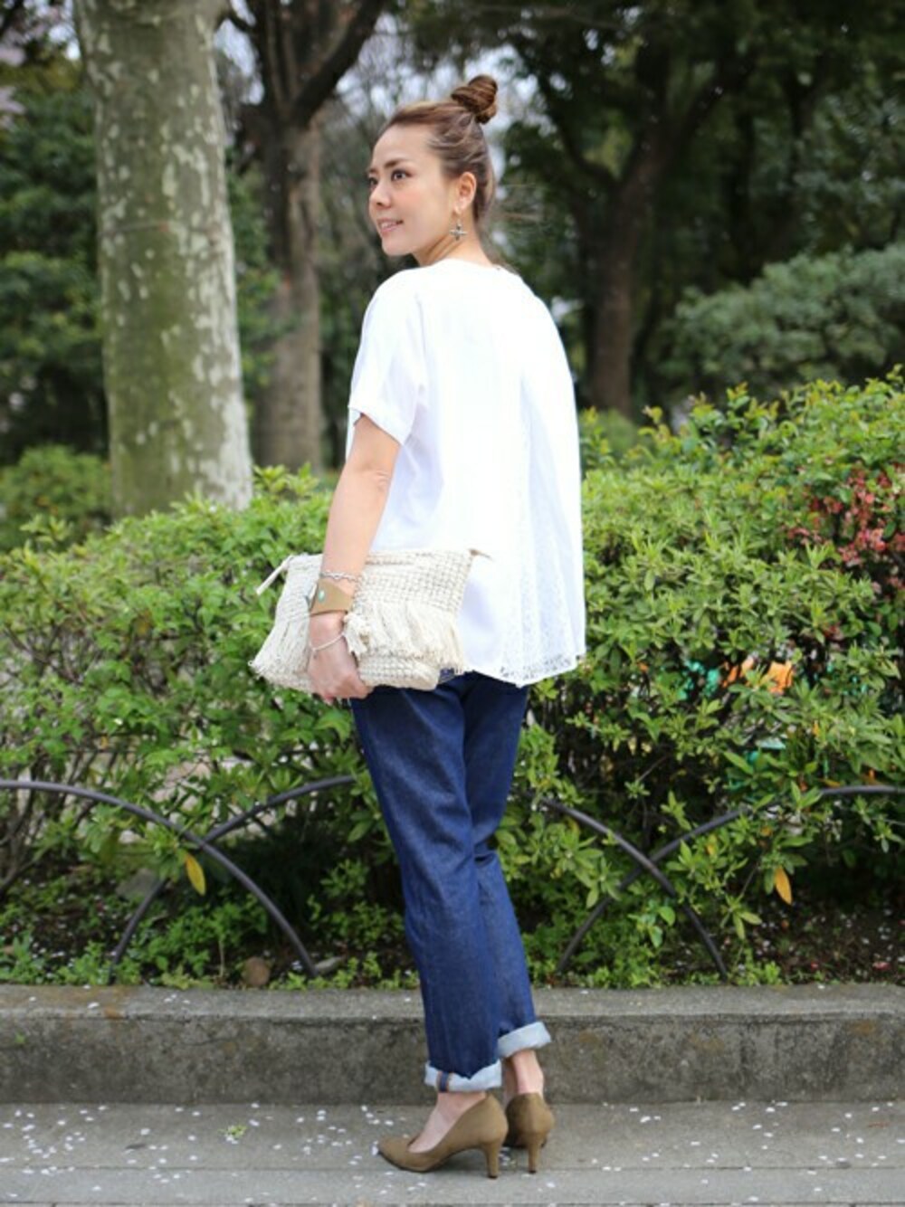 「デニム、カジュアル、ホワイト、夏、レース、大人カジュアル、グリーンレーベル リラクシング、パンツスタイル、green label relaxing、おだんごヘアー」｜「green label relaxingの[WEB限定]KF レーススキッパー シャツ（シャツ/ブラウス、ホワイト系）」を使った、Kitamuraさん（レディース・168cm）の春コーディネートの1枚目の写真
