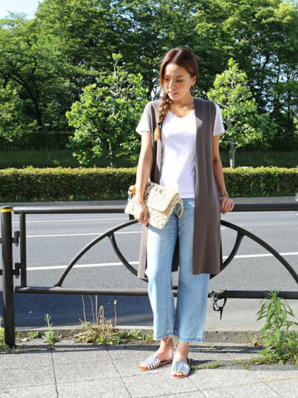 「ジーンズ、クラッチバッグ、Tシャツ、ナチュラル、サンダル、三つ編み、グリーンレーベル リラクシング、パンツスタイル、green label relaxing、オトナカジュアル」｜「green label relaxingのKC HandWash C/A/L ソウバリ ジレ（ベスト、グリーン系）」を使った、Kitamuraさん（レディース・168cm）の夏コーディネートの1枚目の写真