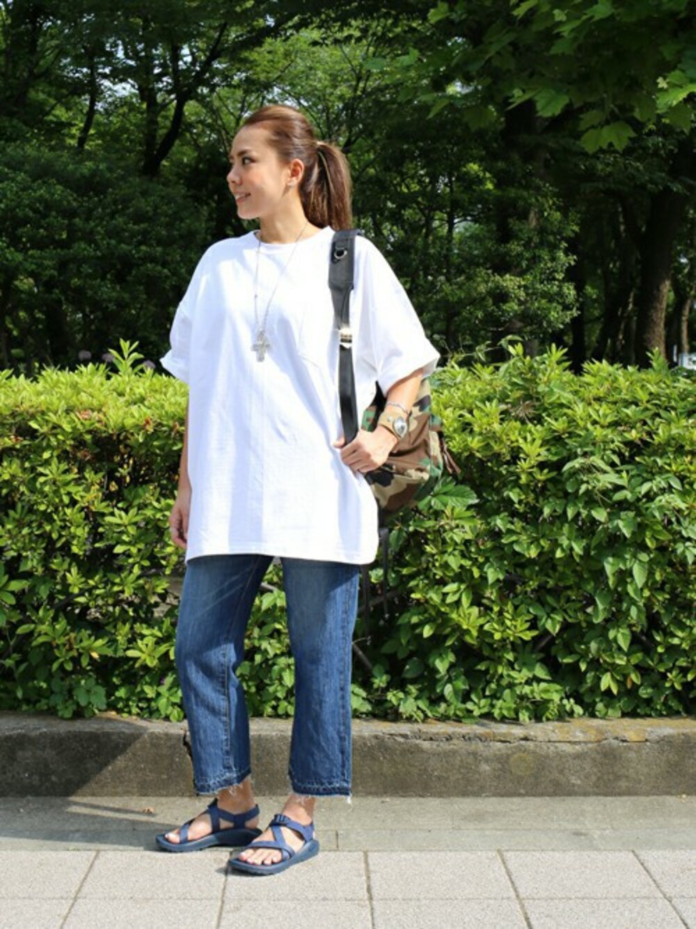 「デニム、シンプル、バックパック、ホワイト、白、デニムパンツ、green label relaxing、白Tシャツ、ゆるコーデ、BigT」｜「CAMBERの[キャンバー]CAMBER CB BIG Pkt Tシャツ（Tシャツ/カットソー、ホワイト系）」を使った、Kitamuraさん（レディース・168cm）の夏コーディネートの1枚目の写真