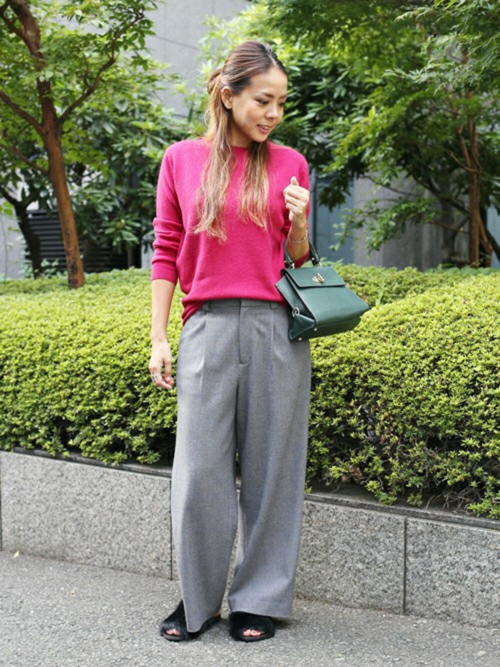 「ニット、グリーン、グレー、秋のコーデ、大人カジュアル、ワイドパンツ、グリーンレーベル リラクシング、ファー小物、green label relaxing、ファーサンダル」｜「green label relaxingの◆KC TRラチネ WIDEパンツ（その他パンツ、グレー系）」を使った、Kitamuraさん（レディース・168cm）の秋コーディネートの1枚目の写真
