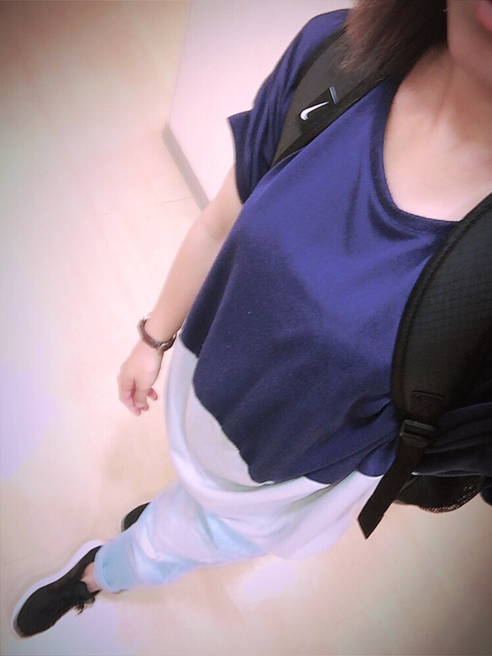 「職場、シンプル、仕事コーデ」｜「adidasのアイテム（スニーカー、ブラック系）」を使った、まはろさん（レディース・159cm）の夏コーディネートの1枚目の写真