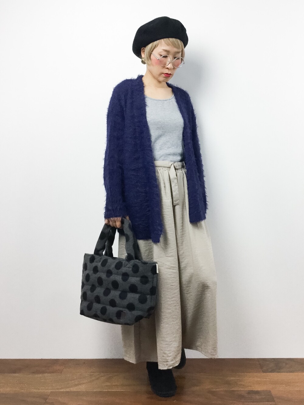 「カーディガン、シンプル、ベレー帽、めがね、水玉、大人カジュアル、ウエストマーク、ラフ、フェザー、スカーチョ」｜「LEPSIMの3Gフェザーショールカーディガン　735907（カーディガン/ボレロ、ブルー系）」を使った、ひいこさん（レディース・154cm）の秋コーディネートの1枚目の写真