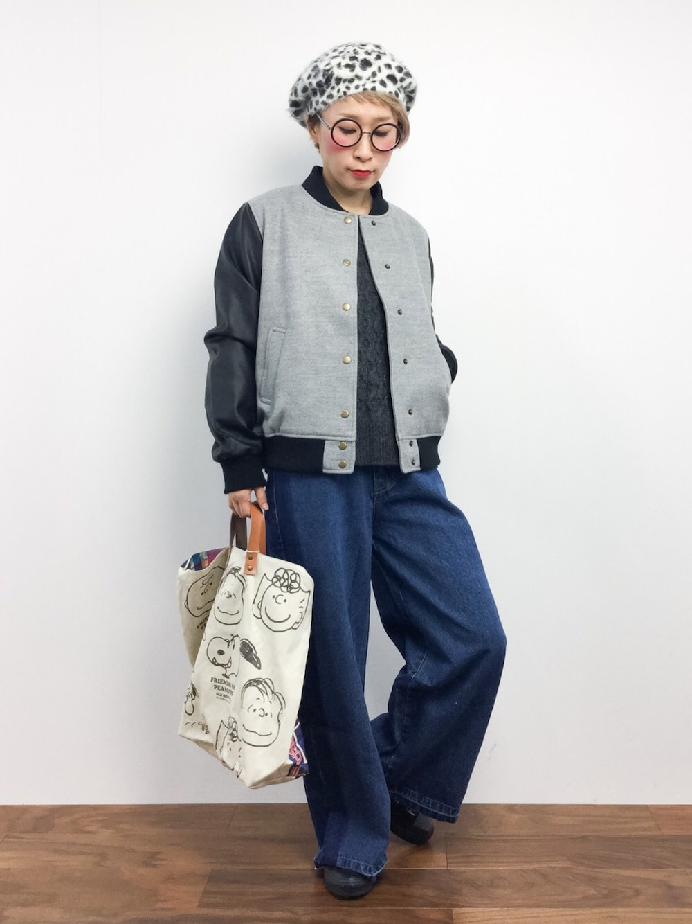 「ニット、デニム、コンバース、スタジャン、レオパード柄、スヌーピー、カジュアルコーデ、カットオフ、秋冬、ベレー帽×メガネ」｜「earth music&ecologyの【2016Winter】フェイクレザースリーブスタジャン（スタジャン、グレー系）」を使った、ひいこさん（レディース・154cm）の秋コーディネートの1枚目の写真