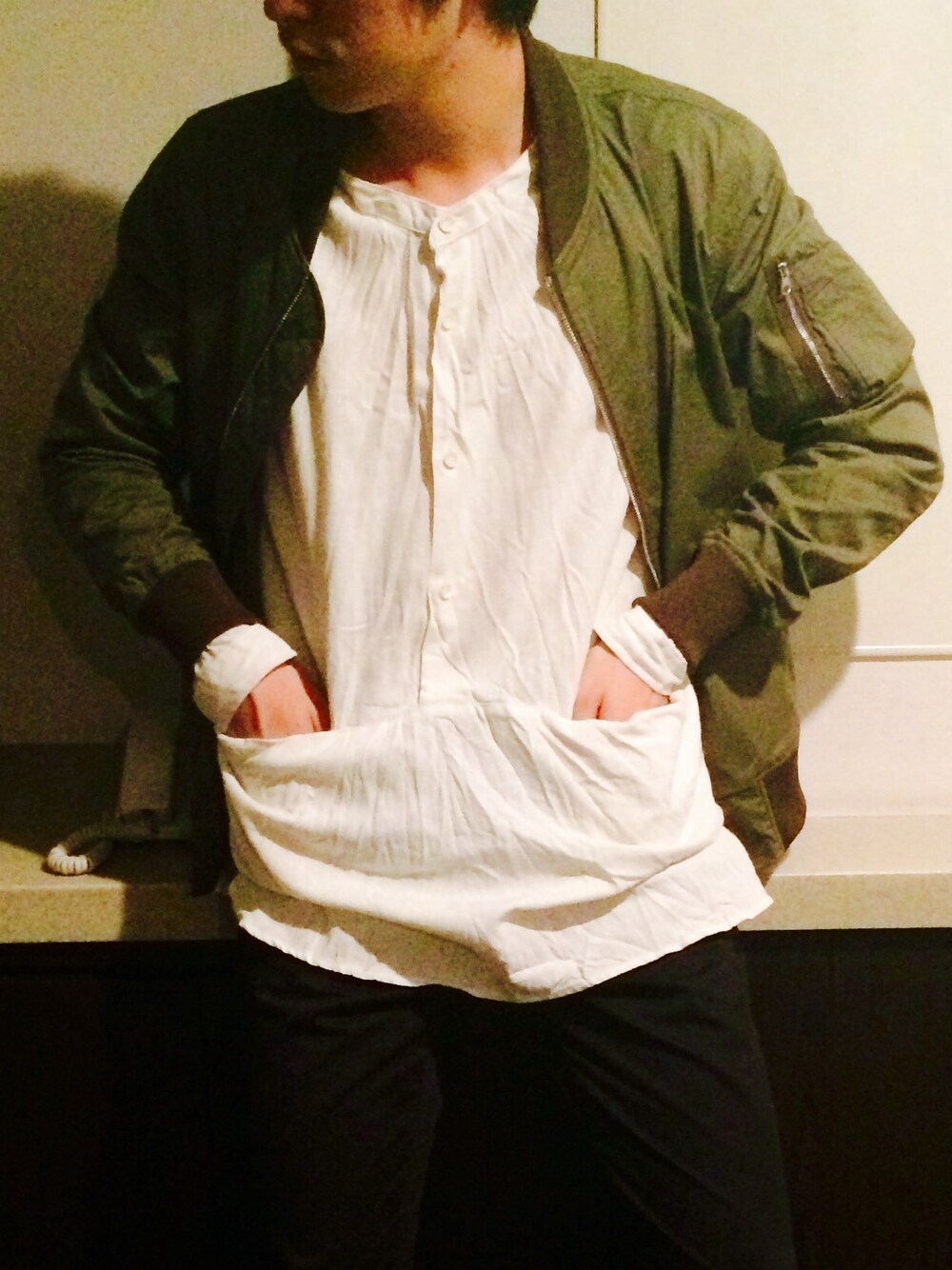 ホワイト系のTシャツ/カットソー、グリーン系のミリタリージャケットを着用したメンズの秋コーディネートの1枚目の写真