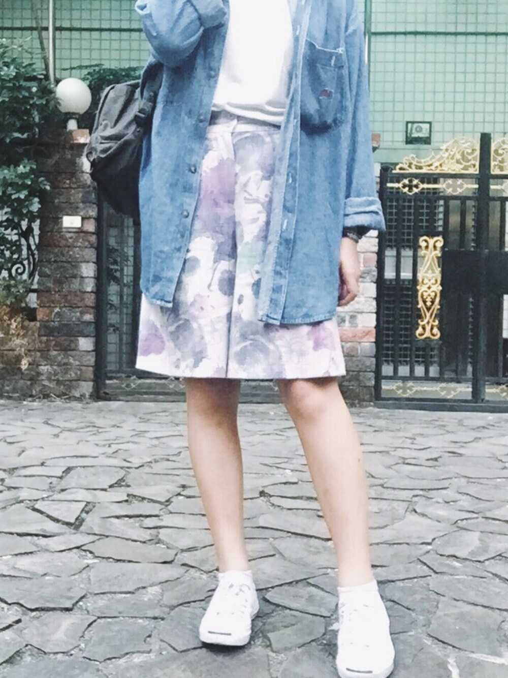 「starmimi、kanken、stussy、converse」｜「STARMIMIのアイテム（カーゴパンツ、ホワイト系）」を使った、玉子さん（レディース・160cm）の春コーディネートの1枚目の写真