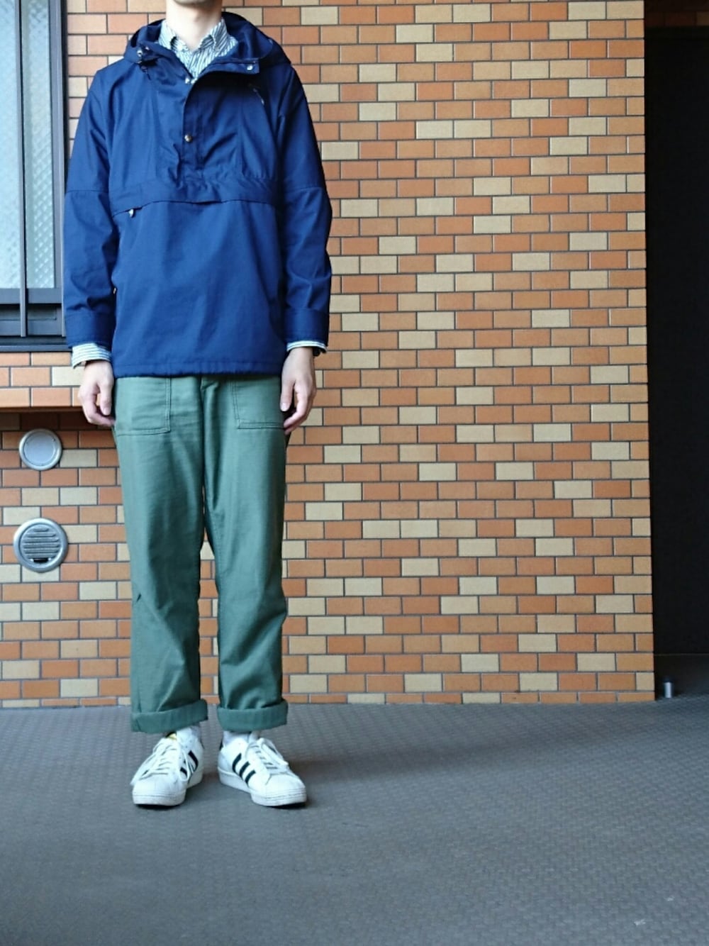 「アノラックパーカー、シャツスタイル、ネイビー、スニーカー、ファティーグパンツ」｜「NorthFacePurpleLabelのアイテム（ジャケット/アウター、ブルー系）」を使った、マズローさん（メンズ・178cm）の秋コーディネートの1枚目の写真