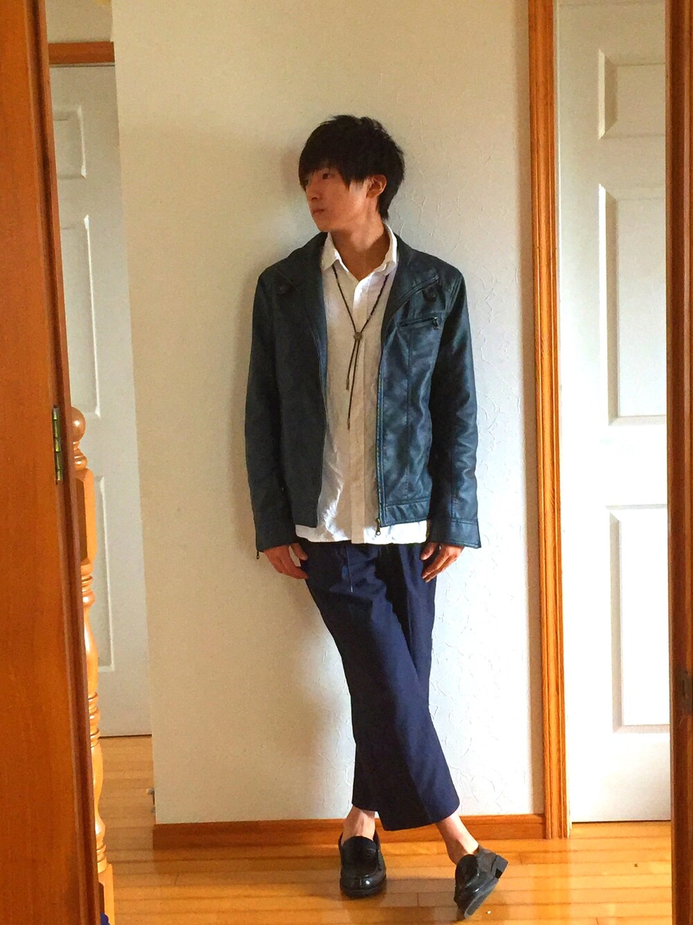 ホワイト系のシャツ/ブラウス、ブラック系のライダースジャケット、ブルー系のスラックスを着用したメンズの秋コーディネートの1枚目の写真