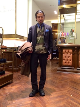 「tricker's」｜「アイテム（セットアップ）」を使った、おおかわともひろさん（メンズ・169cm）の秋コーディネート