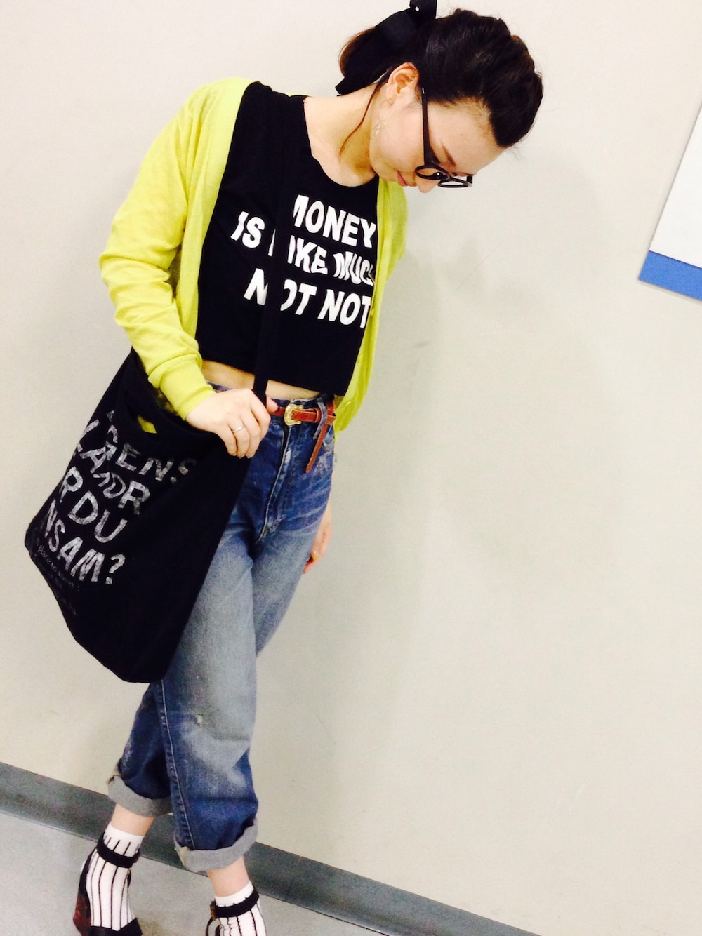 ブルー系のデニムパンツを着用したレディースの夏コーディネートの1枚目の写真