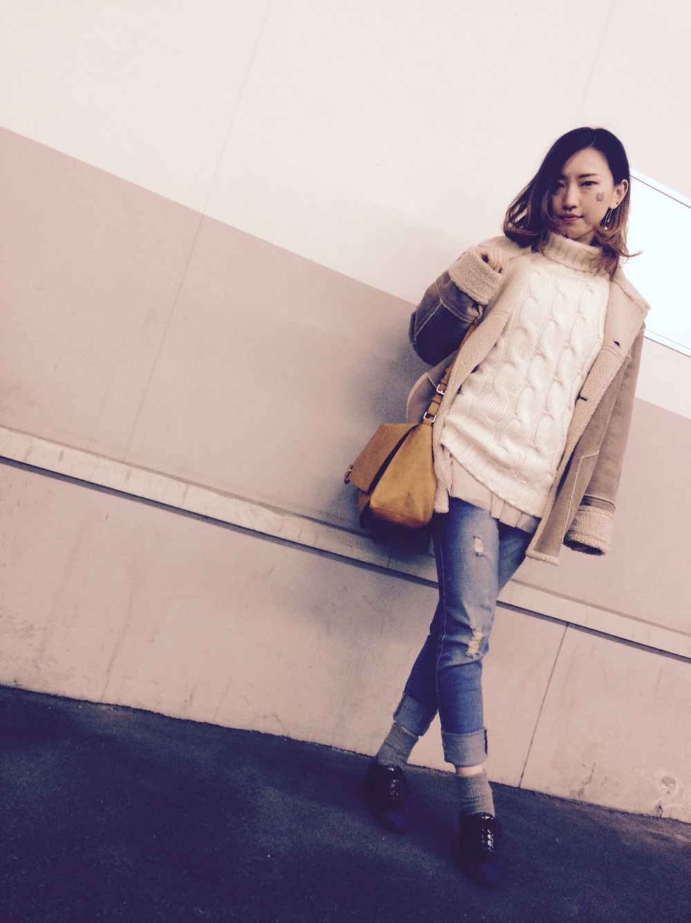 ホワイト系のニット/セーター、ブラック系のその他シューズを着用したレディースの冬コーディネートの1枚目の写真