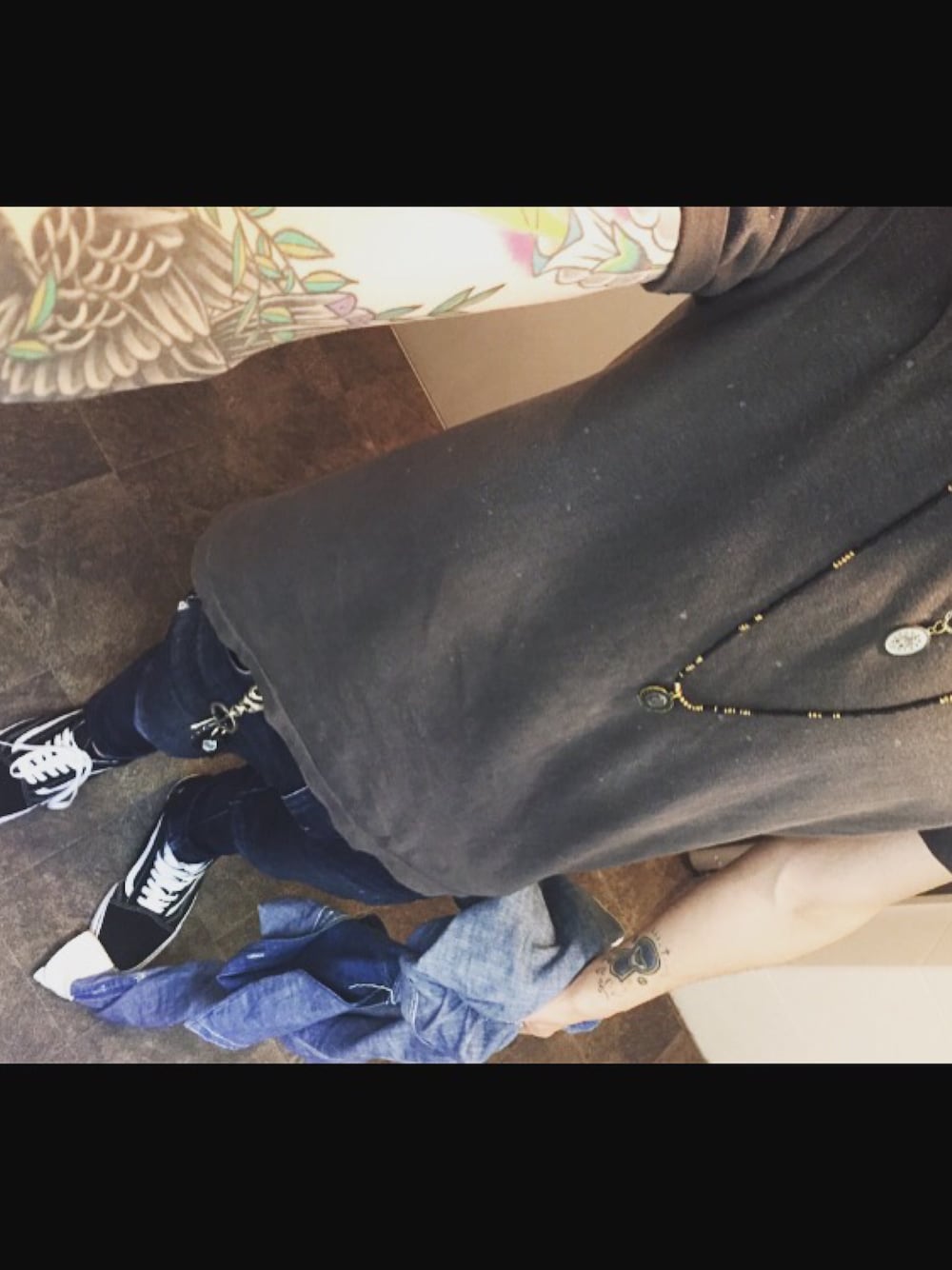 グレー系のTシャツ/カットソー、ブルー系のシャツ/ブラウス、ブラック系のスニーカーを着用したメンズの冬コーディネートの1枚目の写真