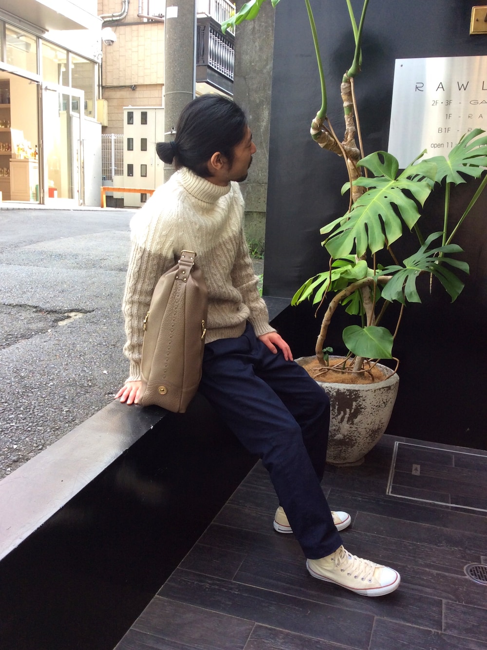 Magnu/マヌー/stomach shoulder bag/ストマックショルダーバッグを使っ