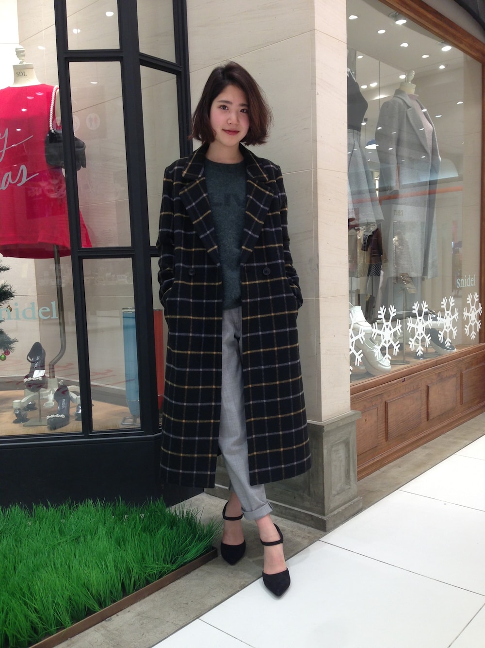 グリーン系のニット/セーターを着用したレディースの冬コーディネートの1枚目の写真