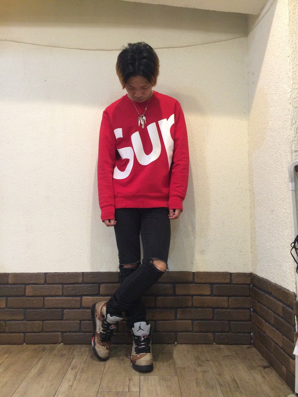「サンローランパリ、SAINTLAURENTPARIS、シュプリーム、supreme、ナイキ、シュプダン、ジョーダン」｜「Supreme のアイテム（スウェット、レッド系）」を使った、tomohironakajimaさん（メンズ・179cm）の秋コーディネートの1枚目の写真
