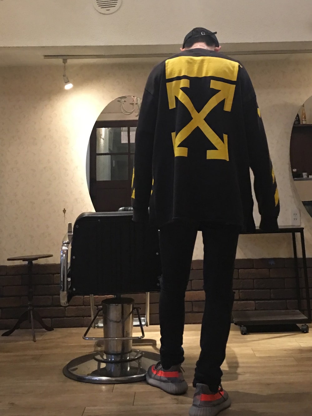 「OFF-WHITE、オフホワイト、Saint Laurent、saint laurent paris、サンローラン、adidas、YeezyBoost350、yeezyboost、イージーブースト」｜「off whiteのOFF WHITE 『S.FRANCESCO』プルオーバー（スウェット、ブラック系）」を使った、tomohironakajimaさん（メンズ・179cm）の秋コーディネートの1枚目の写真