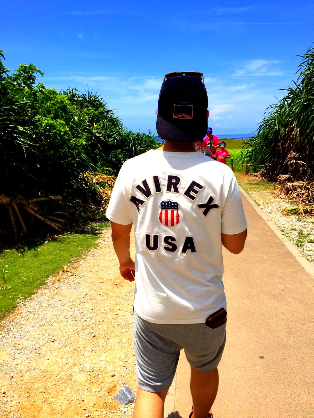 「シンプルコーデ、沖縄旅行、夏」｜「AVIREXのavirex/アヴィレックス/メンズ/S/S VARSITY T-SHIRT/半袖 バーシティー Tシャツ（Tシャツ/カットソー、ホワイト系）」を使った、yokomyさん（メンズ・169cm）の秋コーディネートの1枚目の写真