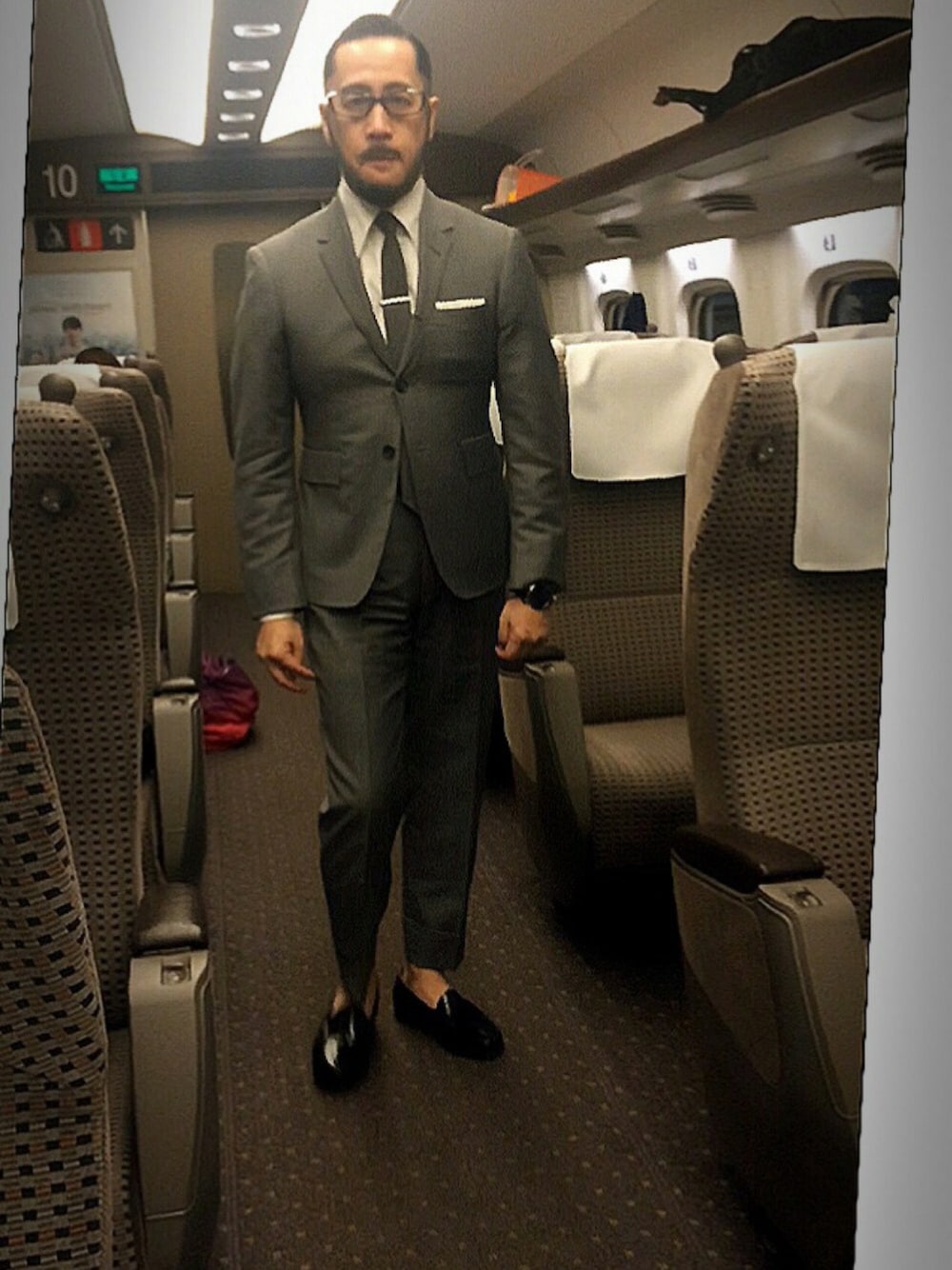 「トムブラウン、新幹線、グリーン車、THOMBROWNE、THOMBROWNE スーツ」｜「THOM BROWNEのアイテム（テーラードジャケット、グレー系）」を使った、大竹辰郎さん（メンズ・170cm）の秋コーディネートの1枚目の写真